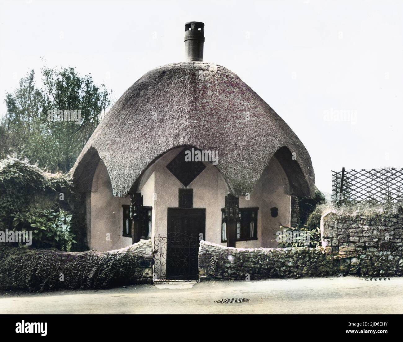 Il caratteristico 'Umbrella Cottage' in paglia a Lyme Regis, Dorset, Inghilterra. Versione colorata di : 10148376 Data: 1940s Foto Stock