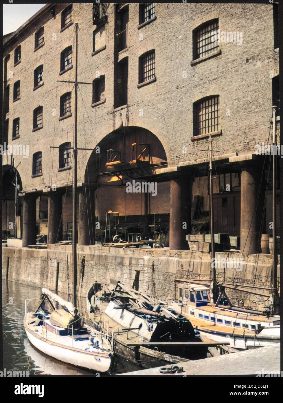 Albert Dock, Liverpool e i suoi magazzini, prima di chiudere nel 1972. Progettato e costruito da Jesse Hartley e aperto dal Principe Albert nel 1846. Ora una popolare attrazione del patrimonio. Versione colorata di : 10146797 Data: 1950s Foto Stock