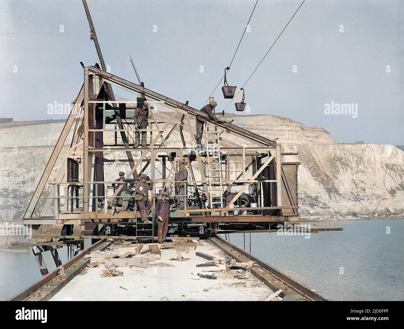 Uomini che lavorano sulla condotta di viaggio della nuova elevazione del carbone al porto di dover, Kent, Inghilterra. Sarà in grado di sparare carbone in barche, 500 tonnellate all'ora versione Colorizzata di : 10165308 Data: 1932 Foto Stock