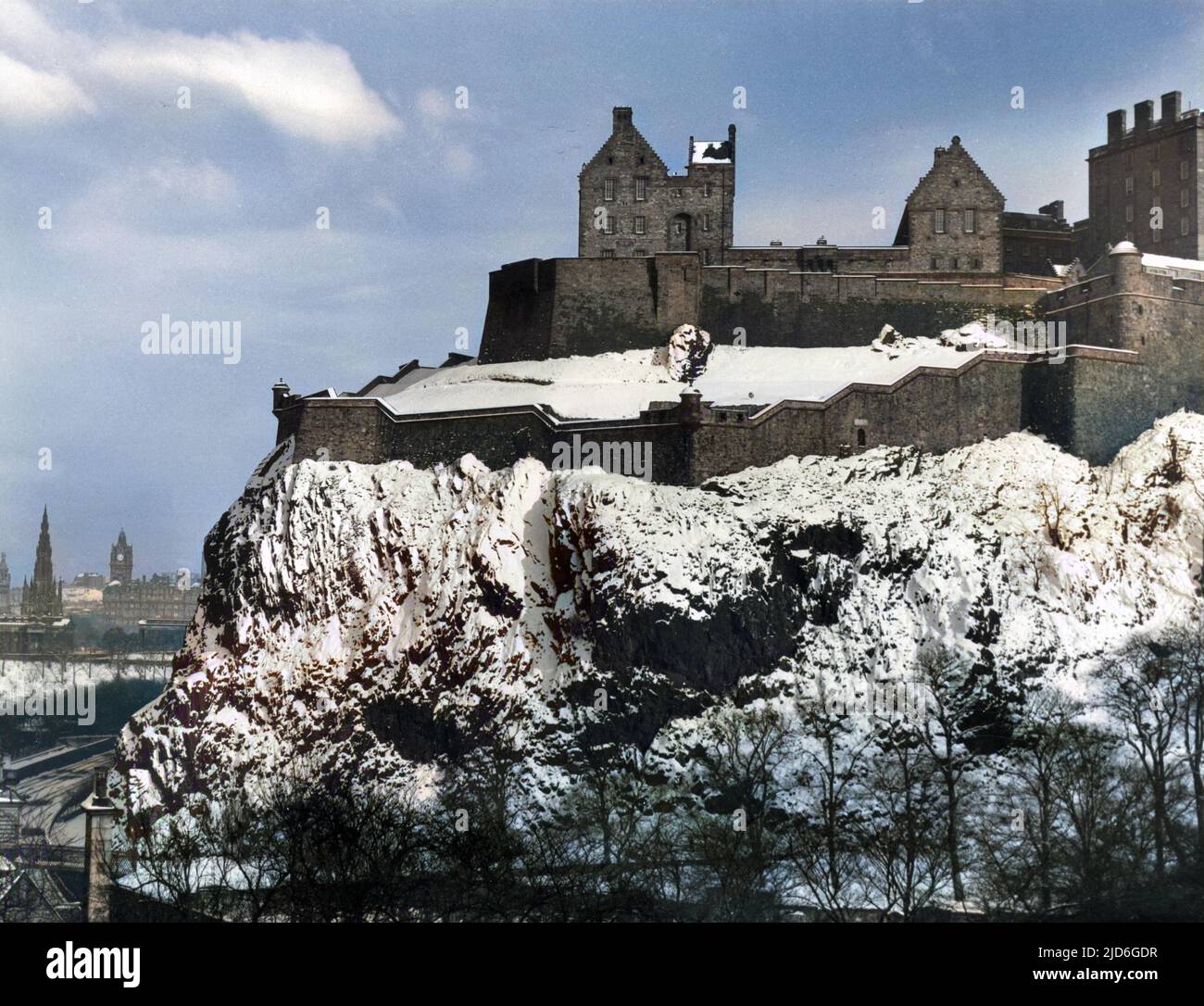 Una vista suggestiva del Castello di Edimburgo, Scozia, con le sue ripide rocce ricoperte di neve. Vista dalla terrazza del castello. Versione colorata di : 10180370 Data: 1960s Foto Stock