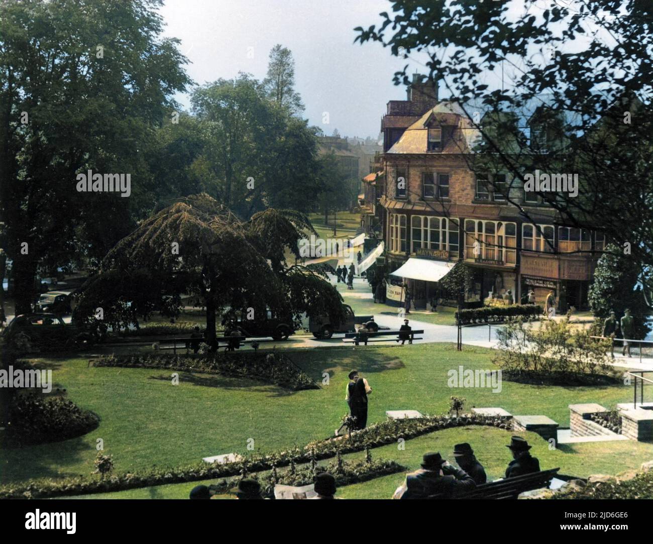 Harrogate, Yorkshire, Inghilterra : uno dei molti giardini ben tenuti nel centro della città. Versione colorata di : 10170983 Data: 1948 Foto Stock