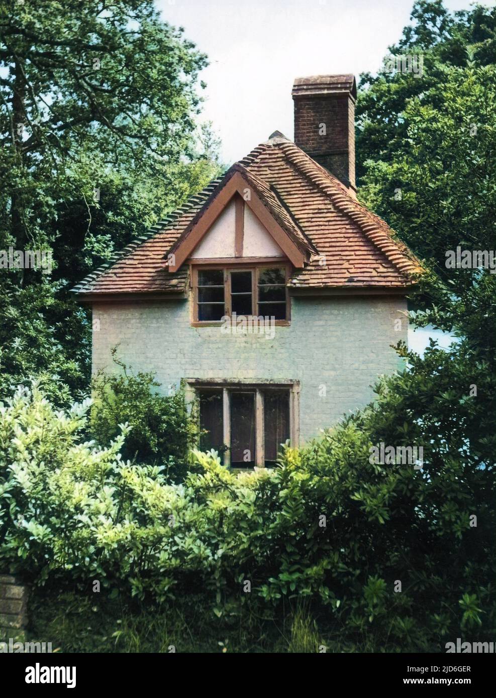 La casa a Clouds Hill, vicino Wool, Dorset, Inghilterra, dove archeologo britannico, Il soldato, ufficiale e scrittore dell'intelligence, Thomas Edward Lawrence (1888-1935), noto come Lawrence d'Arabia si ritirò dopo aver lasciato il R.A.F. nel 1935, poco prima che morì. Versione colorata di : 10171957 Foto Stock