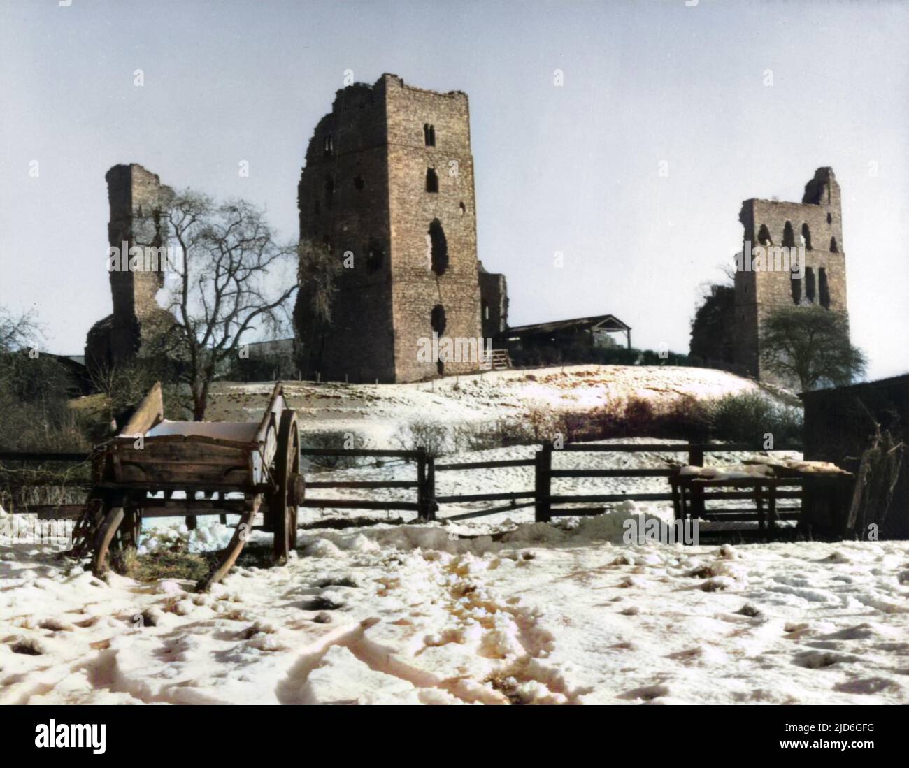 Le rovine innevate del castello Sheriff Hutton, Rydale, North Yorkshire, Inghilterra. Fu costruito nel 1379 da Bertram de Bulmer, Sheriff di York, come residenza fortificata. Versione colorata di : 10181443 Data: 14th secolo Foto Stock