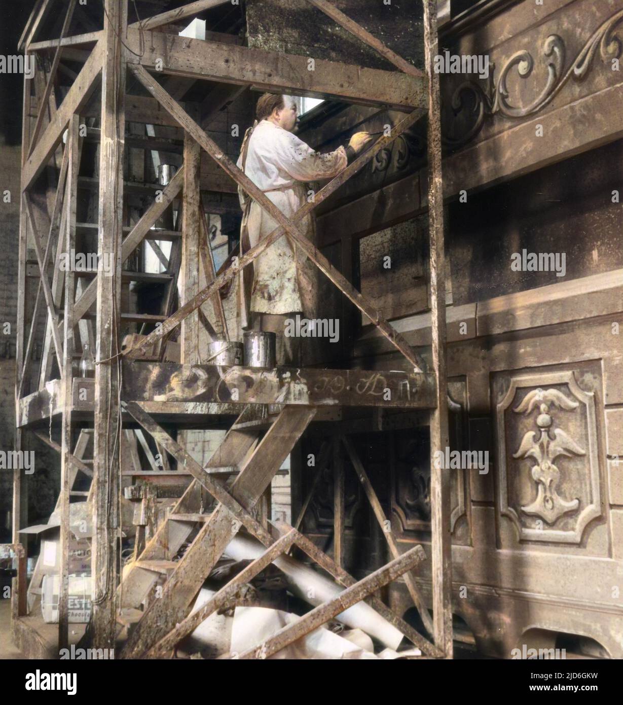 Il palcoscenico della pittura si presenta su vecchi ponteggi in legno presso la Royal Shakespeare Company (RSC), Stratford-upon-Avon, Warwickshire, Inghilterra. Versione colorata di : 10185973 Data: 1960s Foto Stock