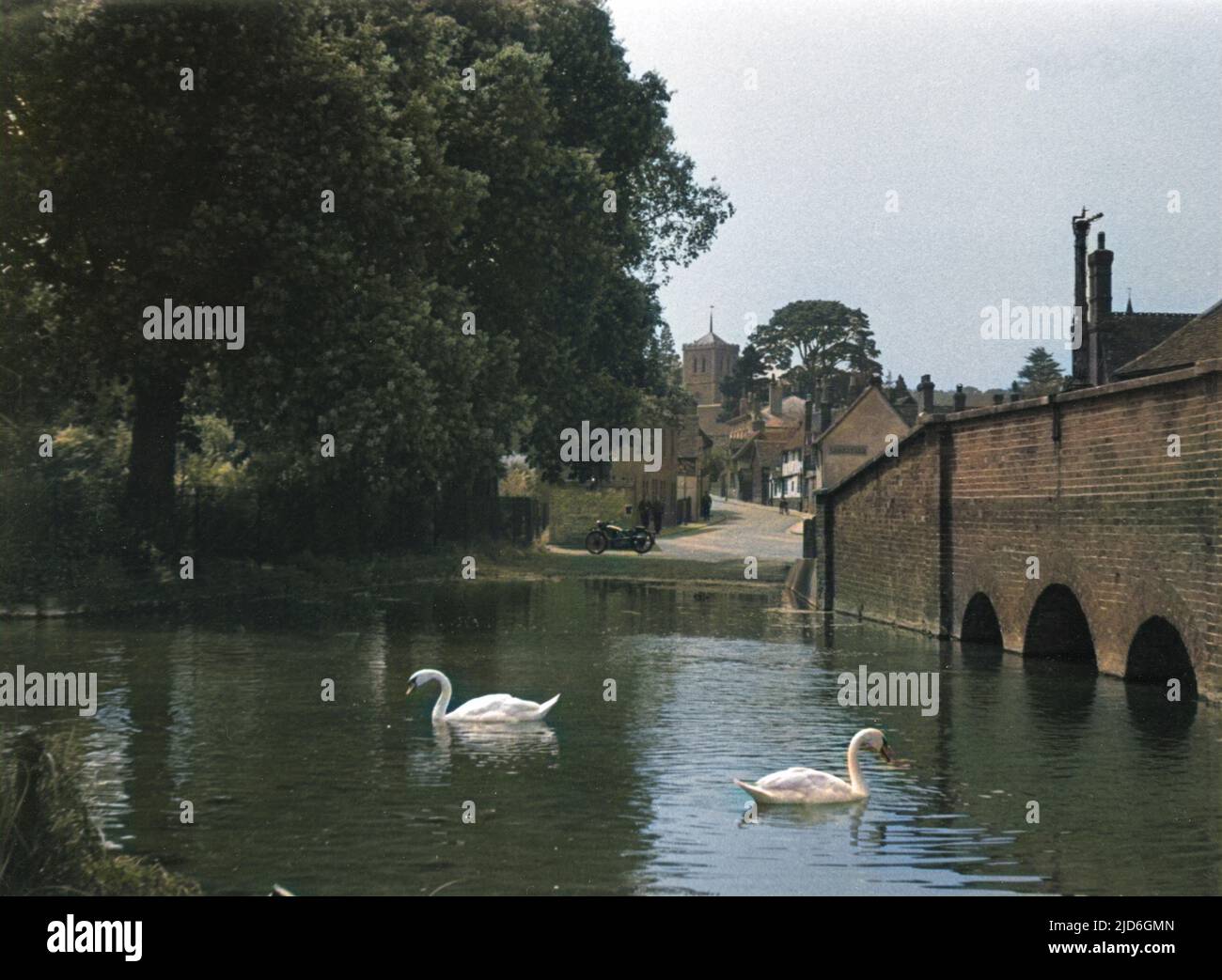 Alla fine di Fishpool Street, St. Albans, Hertfordshire, Inghilterra, è l'antico guado, mentre oltre si vede la chiesa di St. Michael. Versione colorata di : 10187578 Data: 1950s Foto Stock