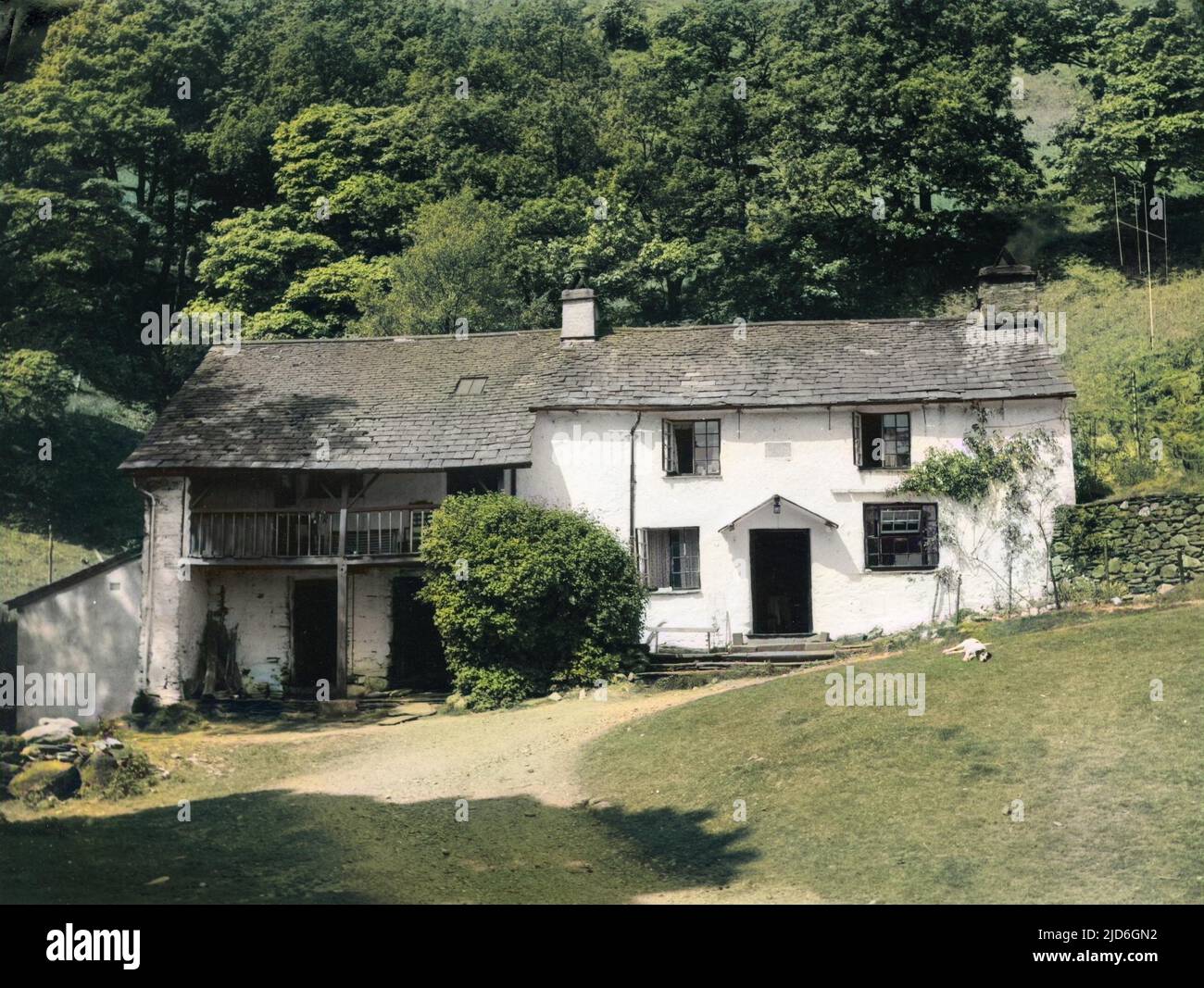 Bassa Tilberthwaite Farm & Barn, un tipico casale nel Lancashire parte del Lake District, Inghilterra. Nota la galleria di filatura, utilizzata per asciugare la lana. Versione colorata di : 10186746 Data: 17th secolo Foto Stock