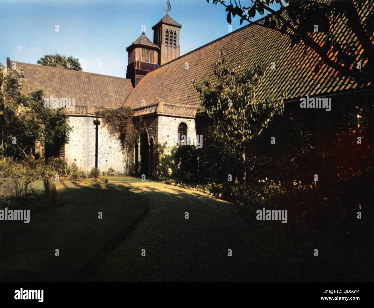 Il Santuario Santo di nostra Signora di Walsingham, a Little Walsingham, Norfolk, Inghilterra. Questo edificio, costruito sulle fondamenta del santuario originale, è stato aperto nel 1931. Versione colorata di : 10187246 Data: Fondata nel 1061 Foto Stock