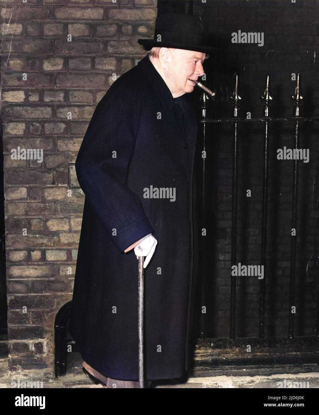 Sir Winston Leonard Spencer Churchill (1874-1965) politico britannico e primo Ministro fumando un sigaro con un bastone da passeggio lasciando la sua residenza londinese per Chartwell tre giorni prima del suo 85th compleanno versione colorizzata di: 10232091 Data: 27th novembre 1959 Foto Stock