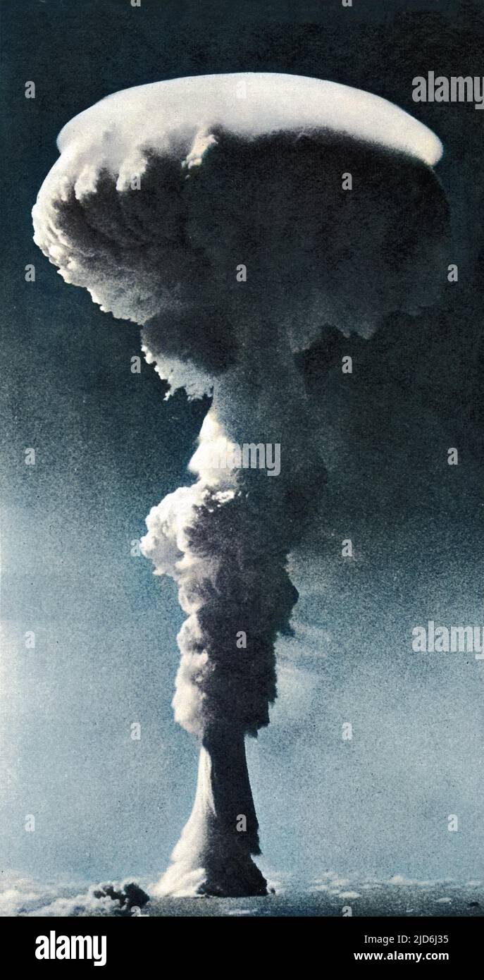 Il primo test della bomba a idrogeno in Gran Bretagna sul Pacifico, 1957. Preso da un aereo che vola al di sopra del livello della nuvola locale:una fotografia della nuvola di funghi che girava verso l'alto subito dopo l'esplosione. Versione colorata di: 10284993 Data: 15th maggio 1957 Foto Stock