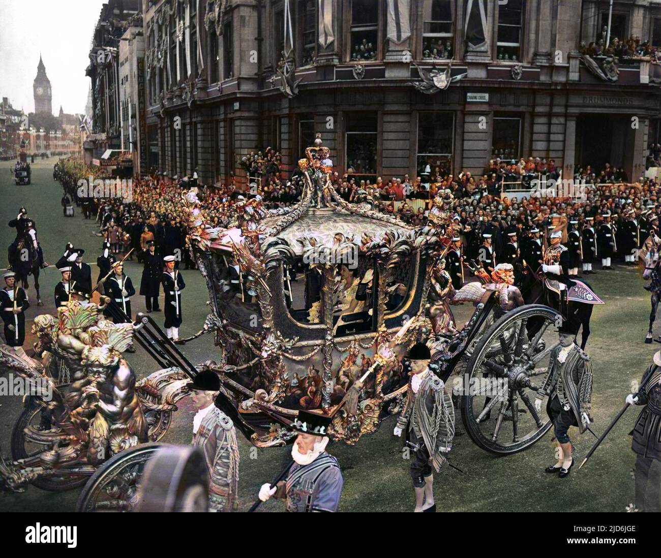 La Regina Elisabetta II attraversa Trafalgar Square nel centro di Londra in un pullman Golden state sulla strada per l'Abbazia di Westminster per la sua incoronazione il 2 giugno 1953. Versione colorata di: 10579015 Data: 1953 Foto Stock