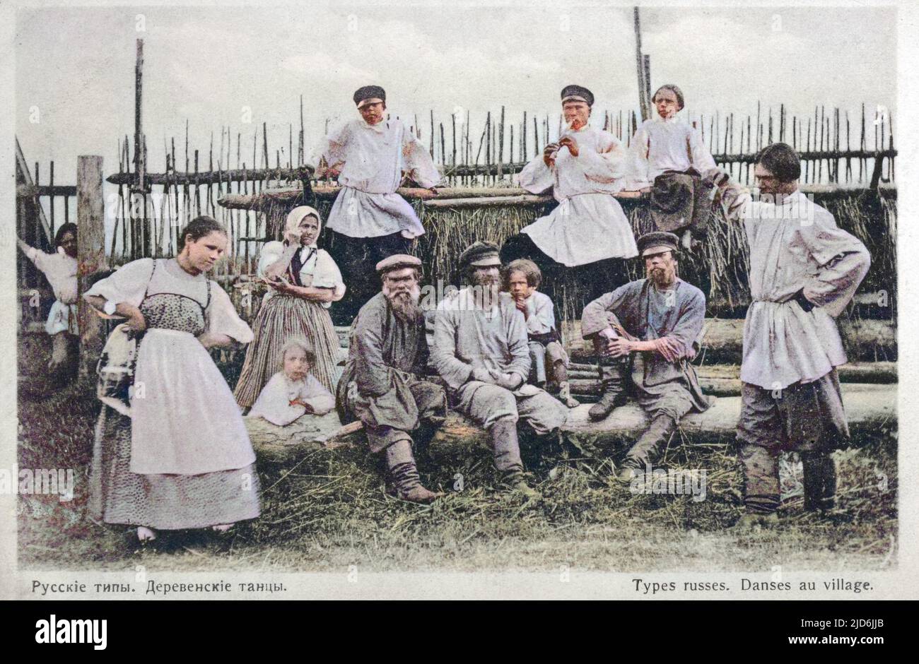 Abitanti di un villaggio russo che ballano Colorizzato versione di: 10638428 Data: 1904 Foto Stock