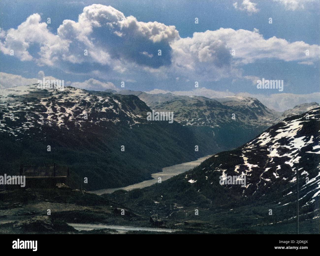 Vista di Roldalsvatnet, un lago nel comune di Odda nella contea di Hordaland, Norvegia vista dalla cima del Passo di Selje, Norvegia versione colorizzata di: 10794442 Data: Inizio 1950s Foto Stock