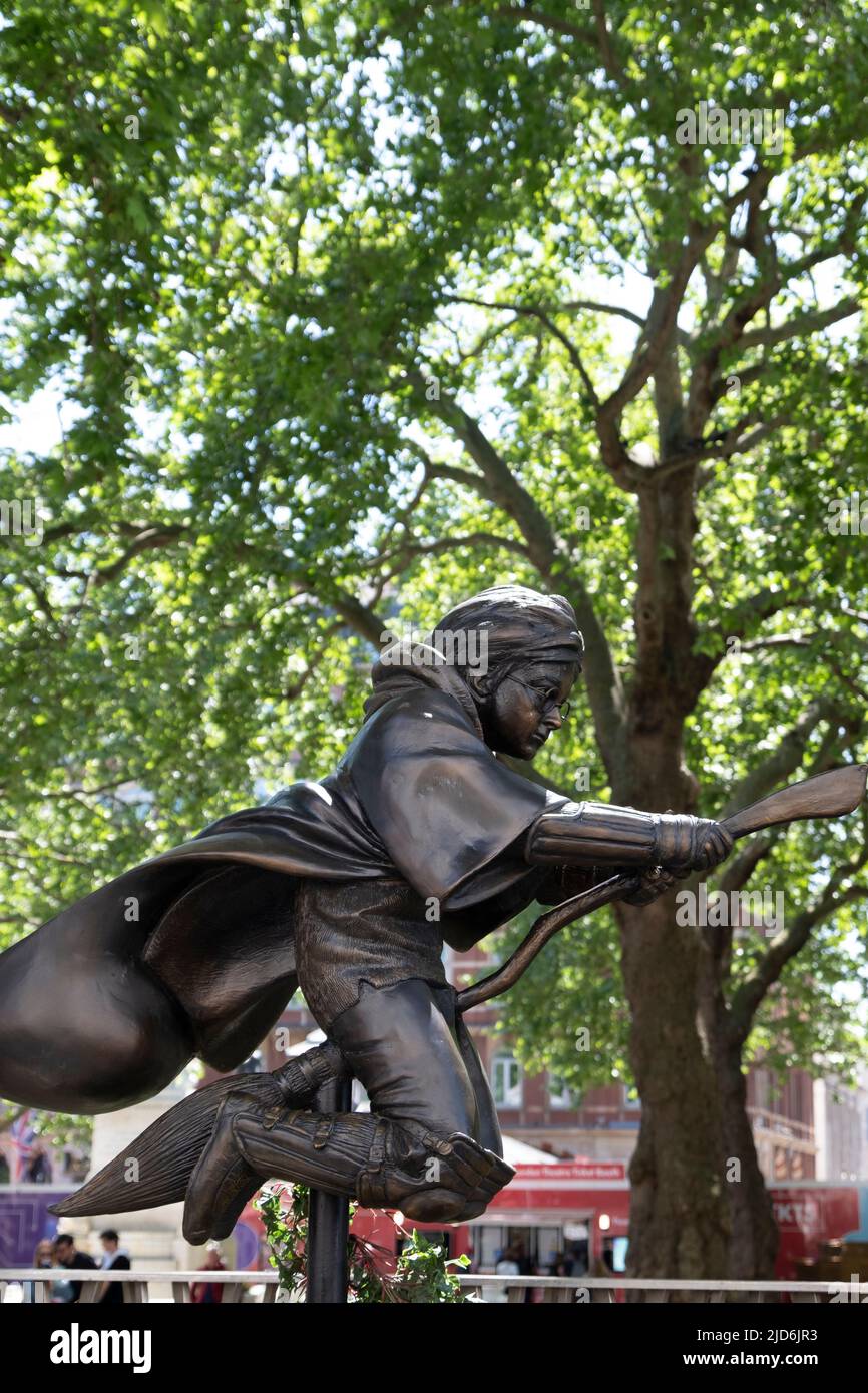 La statua di "Harry Potter" a Londra mostra il giovane mago che gioca a Quidditch Foto Stock