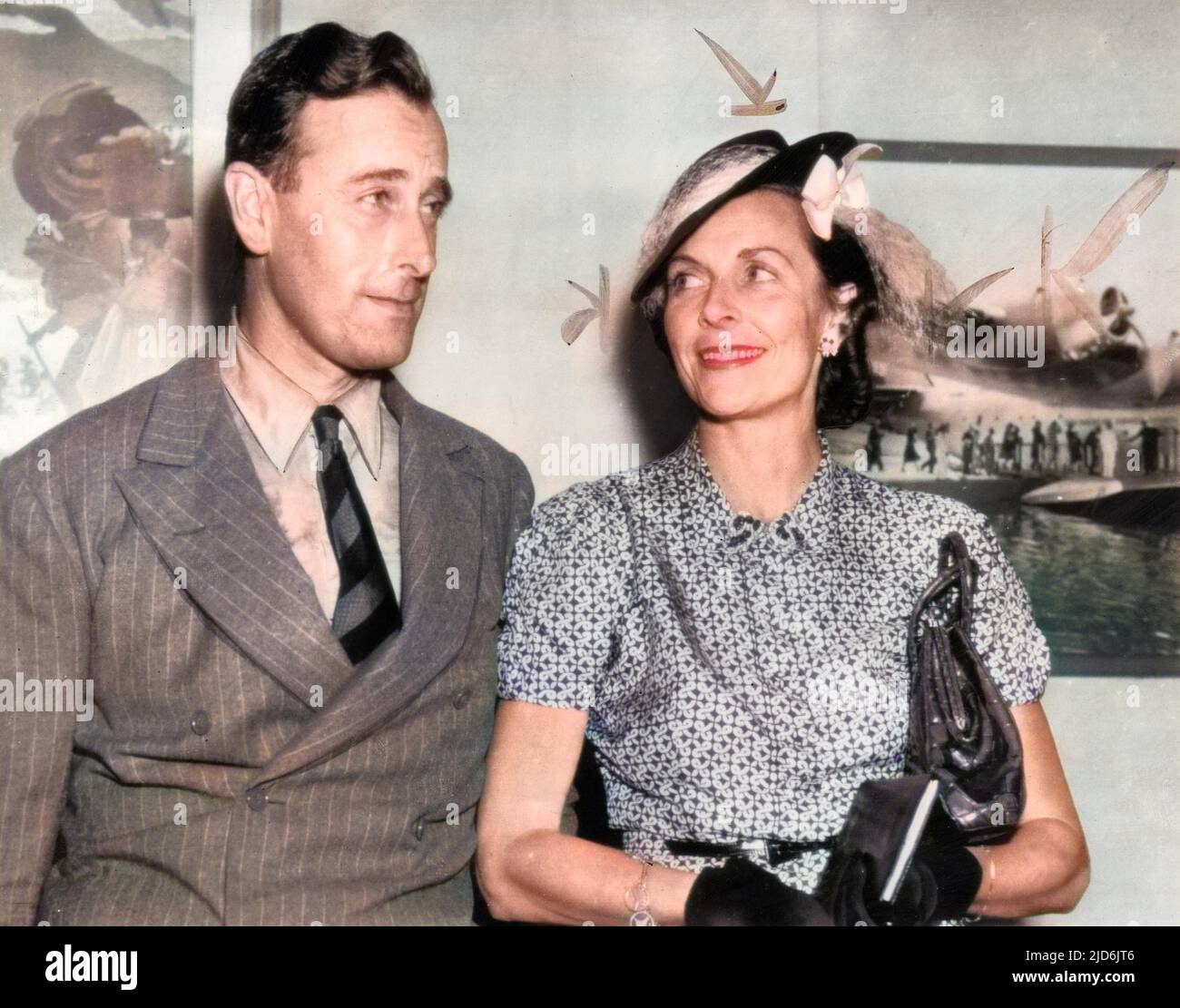 Ammiraglio della flotta Louis Francis Albert Victor Nicholas Mountbatten, 1st Conte Mountbatten di Birmania (1900-1979) e Edwina Cynthia Annette Mountbatten, Contessa Mountbatten di Birmania (1901-1960) arrivano a New York a bordo della 'Mixie Clipper' - qui raffigurata alla base aerea. Versione colorata di: 10797960 Data: 1941 Foto Stock