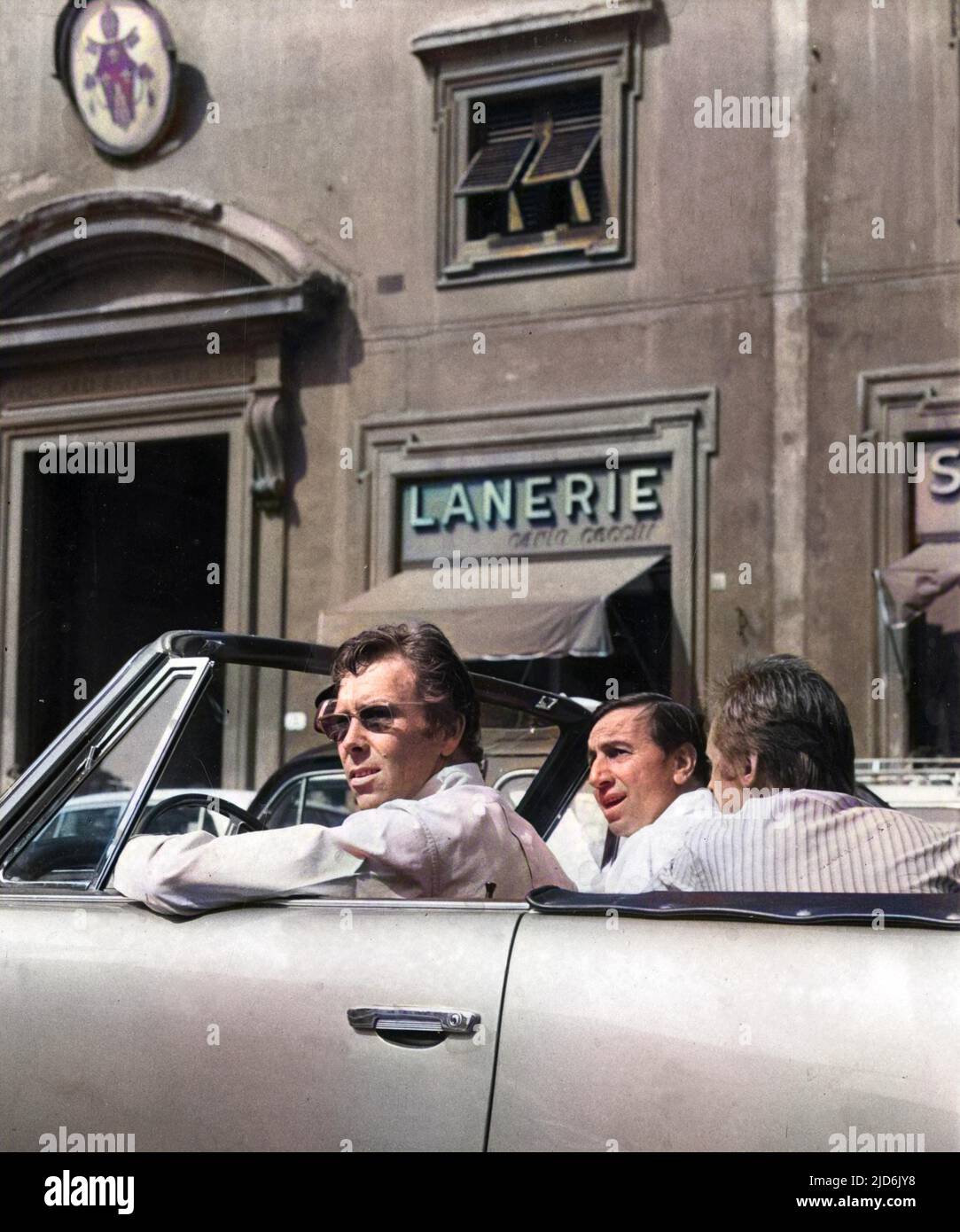 Anthony Armstrong Jones (1st Earl Snowdon) (1930 - 2017 ) - fotografato con amici fuori dal Palazzo dell'Arcivescovo in Piazza San Giovanni a Firenze. Fotografo e regista inglese, è sposato con la principessa Margaret, figlia minore del re Giorgio VI e sorella minore della regina Elisabetta II Versione colorata di: 10528658 Data: Circa 1965 Foto Stock