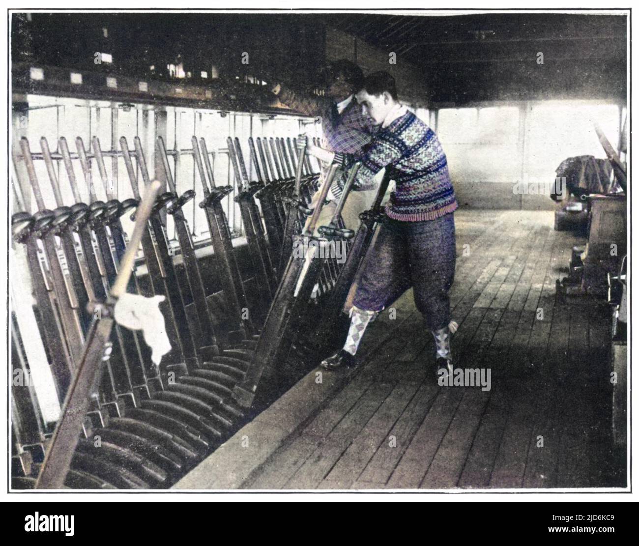 Due volontari laureati in una scatola di segnale ferroviario a Isle Jersey, Bletchley Staion durante la versione General Strike Colored di: 10067275 Data: 1926 Foto Stock