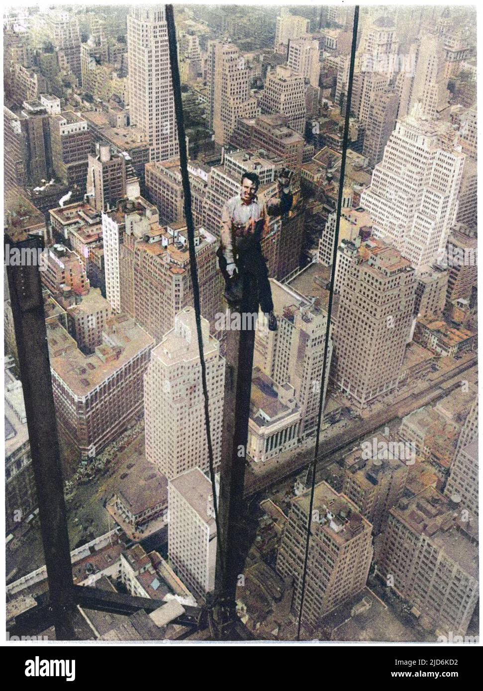 Una vertiginosa perch a 350 metri sopra il livello della strada: Un operaio di New York (Carl Russell) impegnato sul più alto edificio del mondo (all'epoca), l'Empire state Building. Versione colorata di: 10127107 Data: 1930 Foto Stock