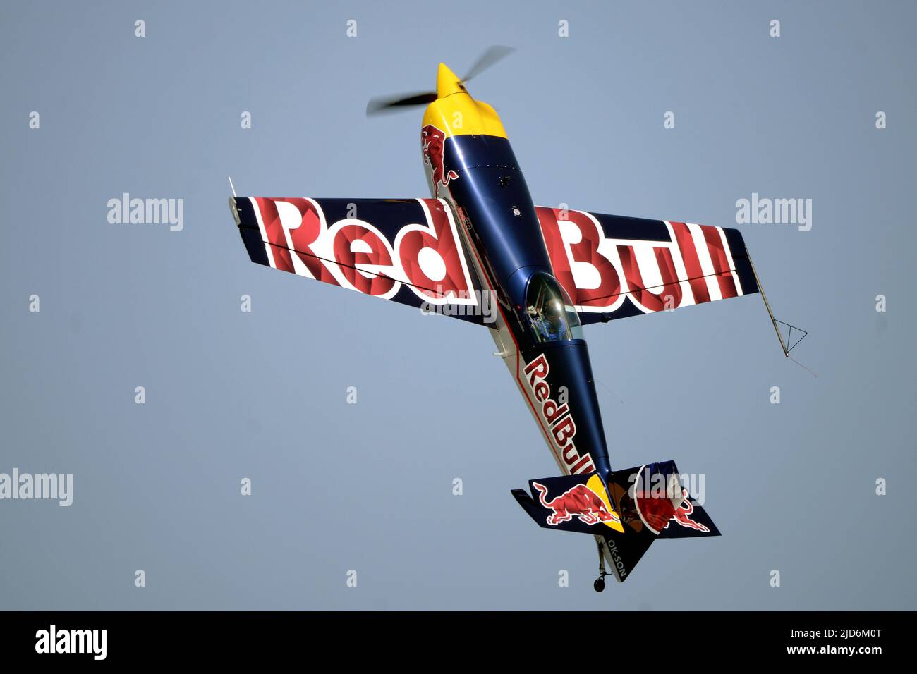 Mlada Boleslav, Repubblica Ceca. 18th giugno 2022. MARTIN SONKA della Repubblica Ceca con Extra 330 durante il Ceco Air Show a Mlada Boleslav (60 chilometri a nord di Praga) nella Repubblica Ceca. (Credit Image: © Slavek Ruta/ZUMA Press Wire) Credit: ZUMA Press, Inc./Alamy Live News Foto Stock