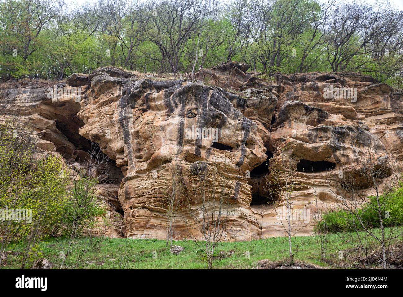 Roccia di formaggio con grotte, così chiamato a causa delle forme bizzarre di arenaria tempo, Caucaso del Nord, Karachay-Cherkessia Foto Stock