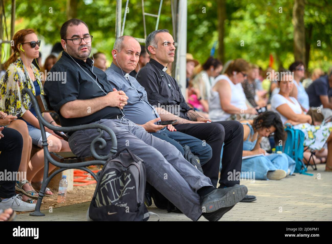 I sacerdoti, tra gli altri pellegrini, ascoltano una catechesi durante il Mladifest 2021 – la festa della gioventù – a Medjugorje. Foto Stock