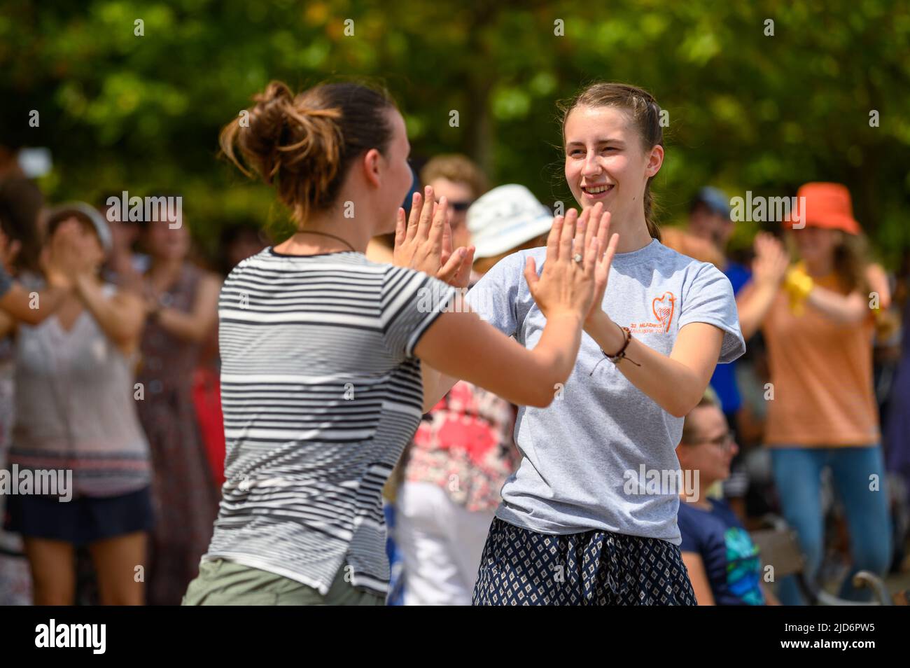 Giovani che ballano canzoni cristiane durante il Mladifest 2021 – il festival giovanile – a Medjugorje. Foto Stock