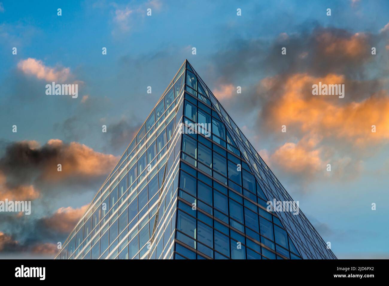 Moderno edificio in vetro per uffici, 62 Buckingham Gate in Victoria Street, Westminster, Londra, Inghilterra, Regno Unito Foto Stock