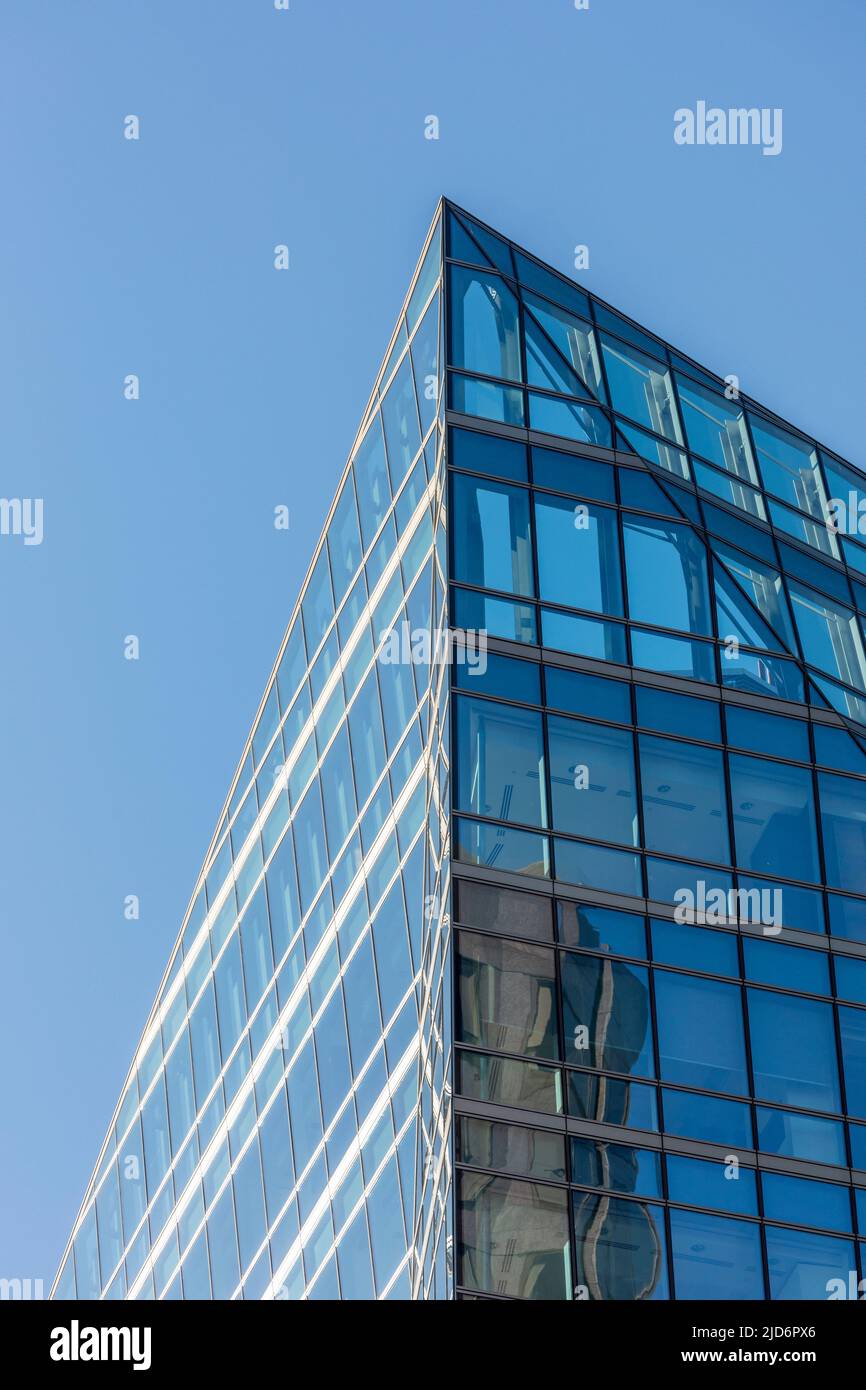 Moderno edificio in vetro per uffici, 62 Buckingham Gate in Victoria Street, Westminster, Londra, Inghilterra, Regno Unito Foto Stock