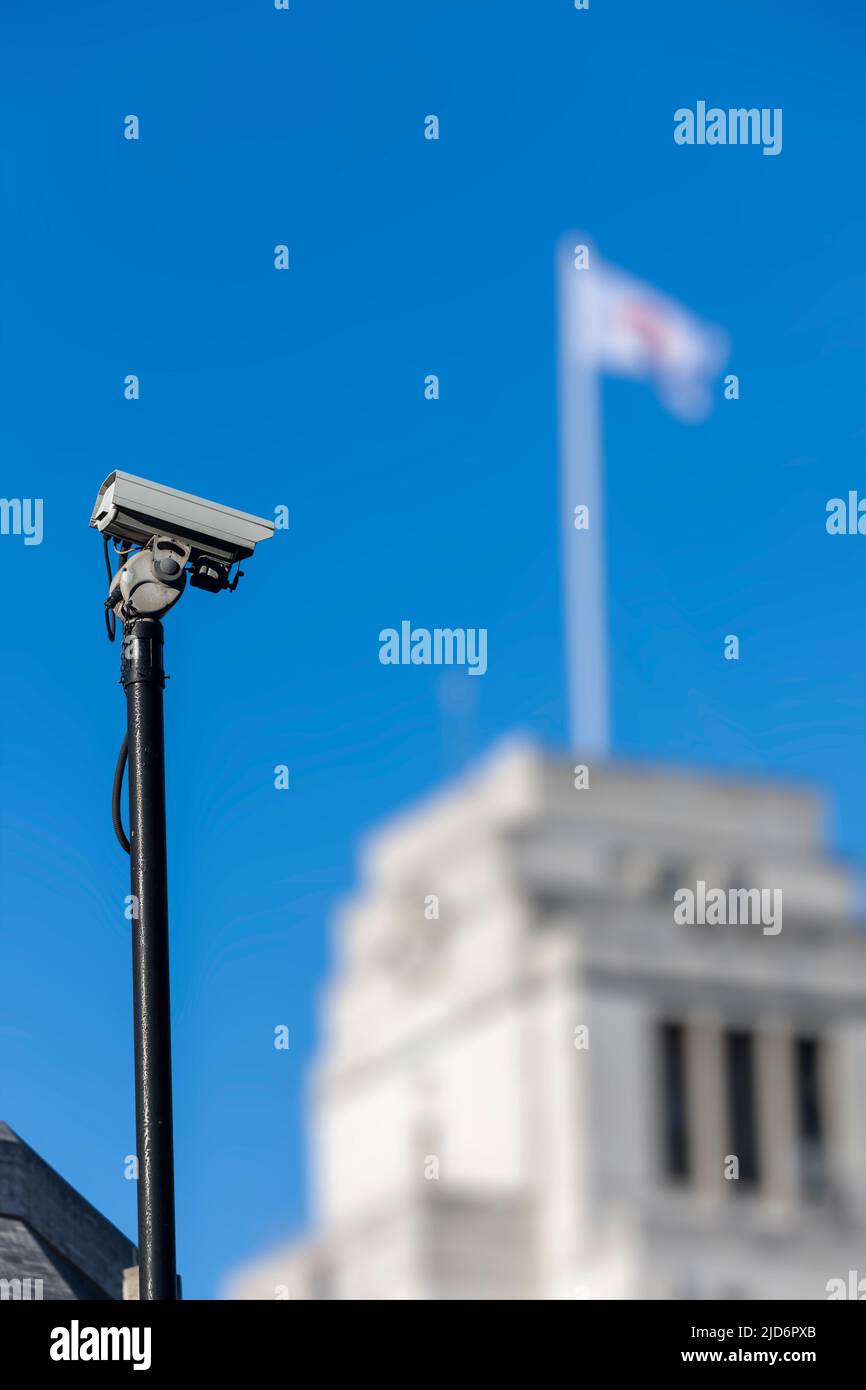 Telecamera di sicurezza che guarda verso la torre a 55 Broadway, edificio sotterraneo di St James's Park a Portland Stone, Westminster, Londra, Inghilterra, Regno Unito Foto Stock