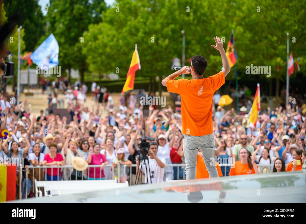 Guillermo Esteban, popolare come Grilex, cantando durante il Mladifest 2021, il festival della gioventù, a Medjugorje. Foto Stock