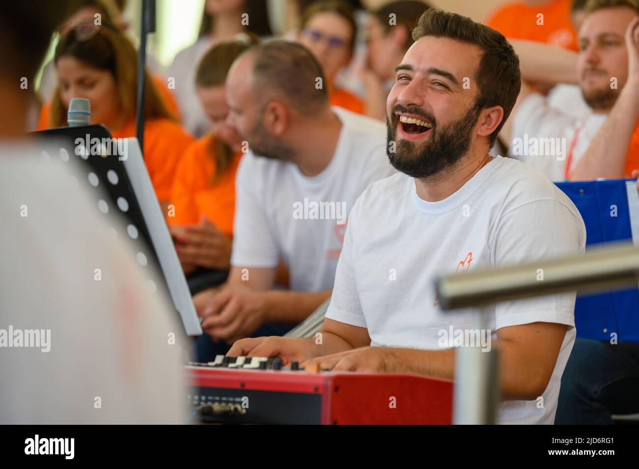 Un giovane suona il pianoforte durante una prova del coro del Mladifest 2021 – la festa della gioventù a Medjugorje. Foto Stock