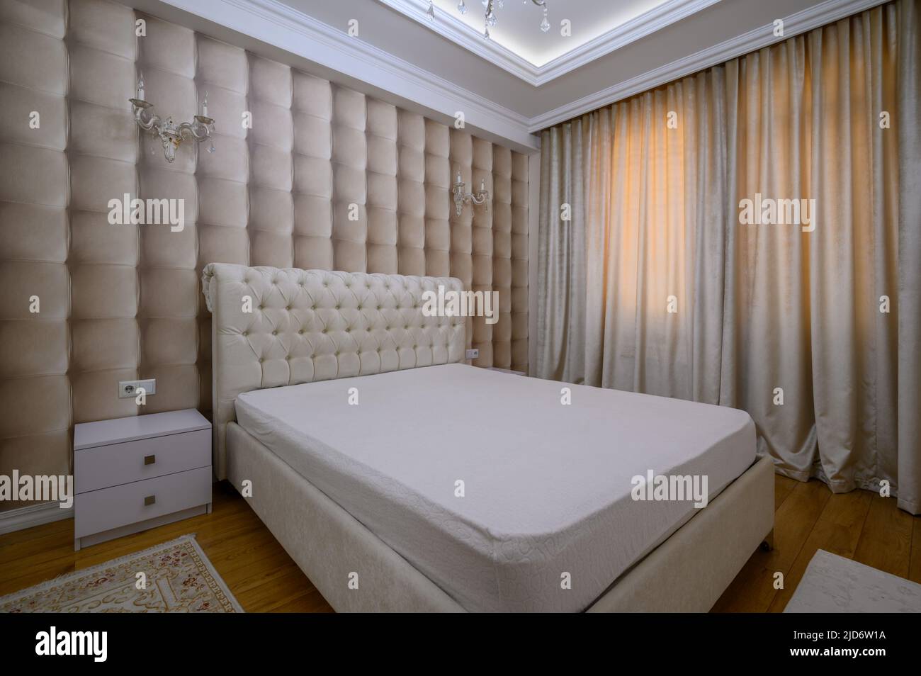 Camera da letto principale di lusso, ben disegnata, in beige moderno Foto Stock