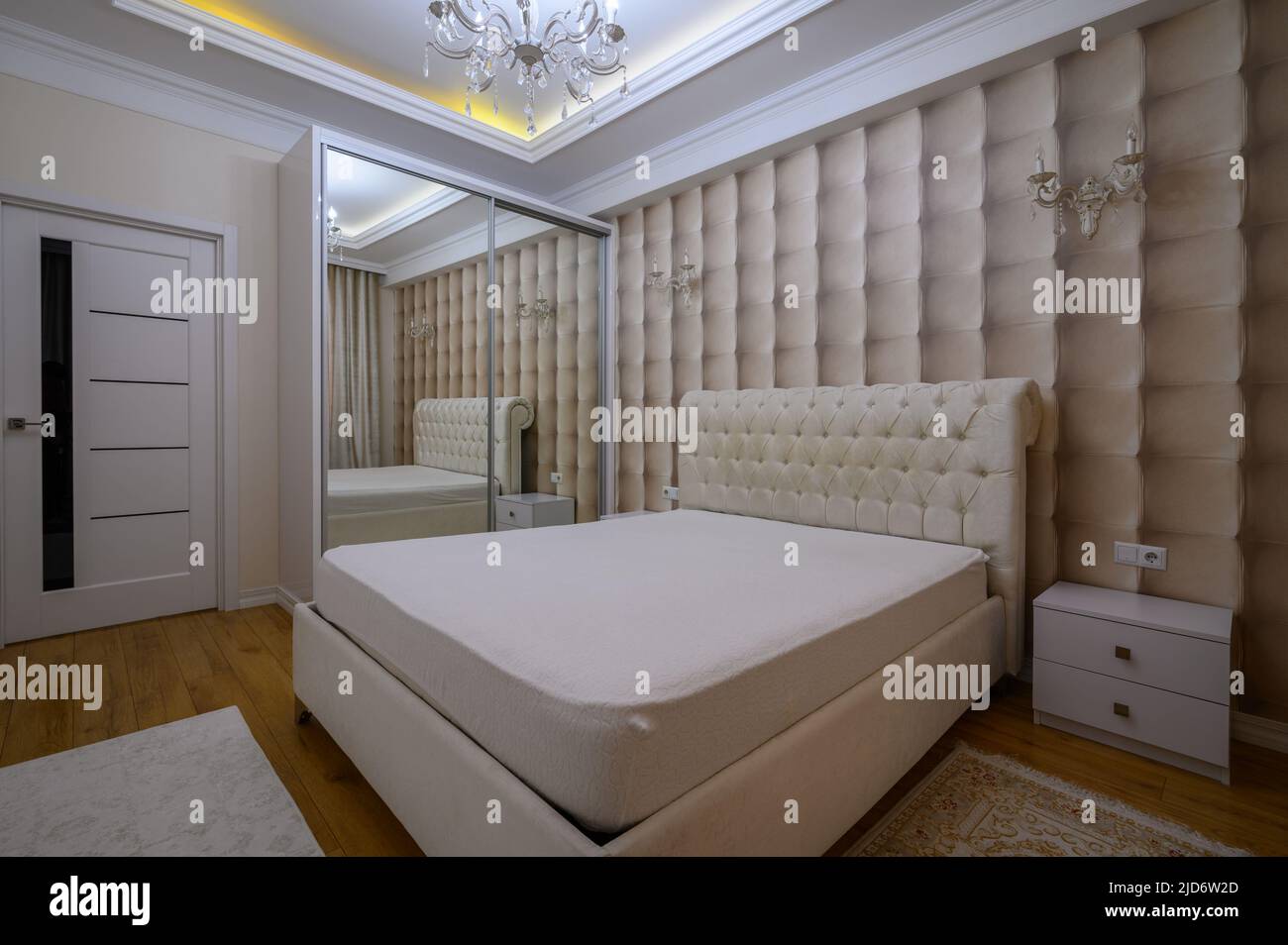 Camera da letto principale di lusso, ben disegnata, in beige moderno Foto Stock