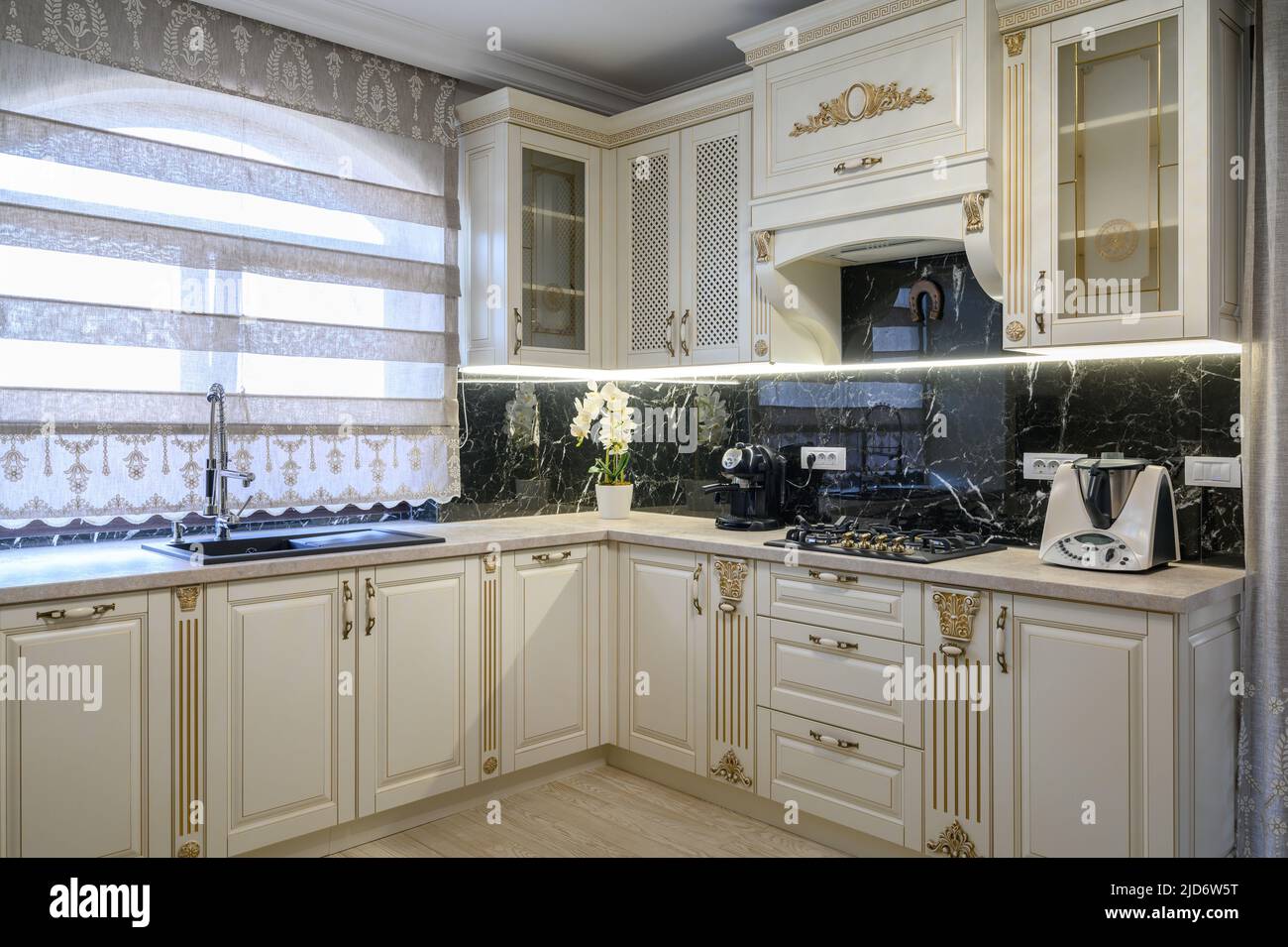 Bianco classico cucina accogliente e sala da pranzo in casa di città Foto Stock