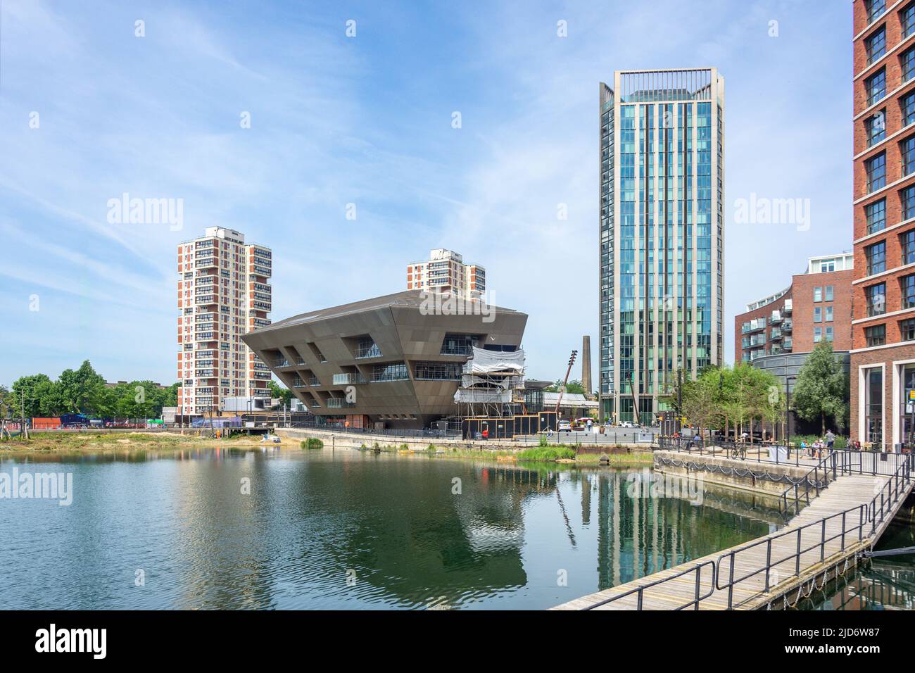 Canada Water Lake and Library, Surrey Quays Road, Rotherhithe, The London Borough of Southwark, Greater London, Inghilterra, Regno Unito Foto Stock