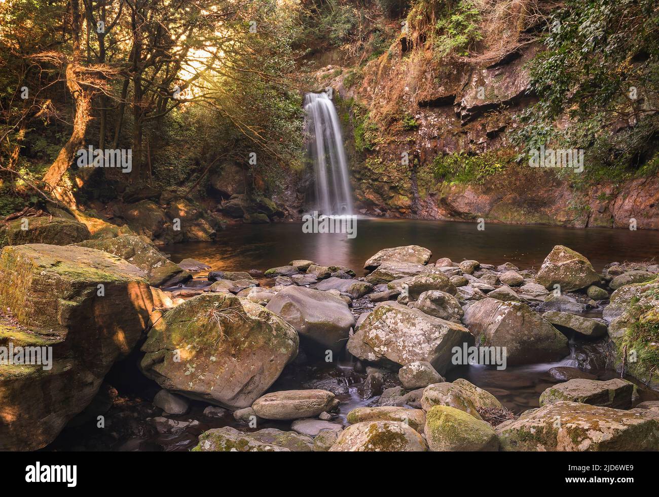 Le cascate di Todorokikyo prendono il nome dal ruggito assordante che fa mentre l'acqua colpisce la piscina immersa nel verde lussureggiante e nelle rocce lungo la riva Sakai Foto Stock