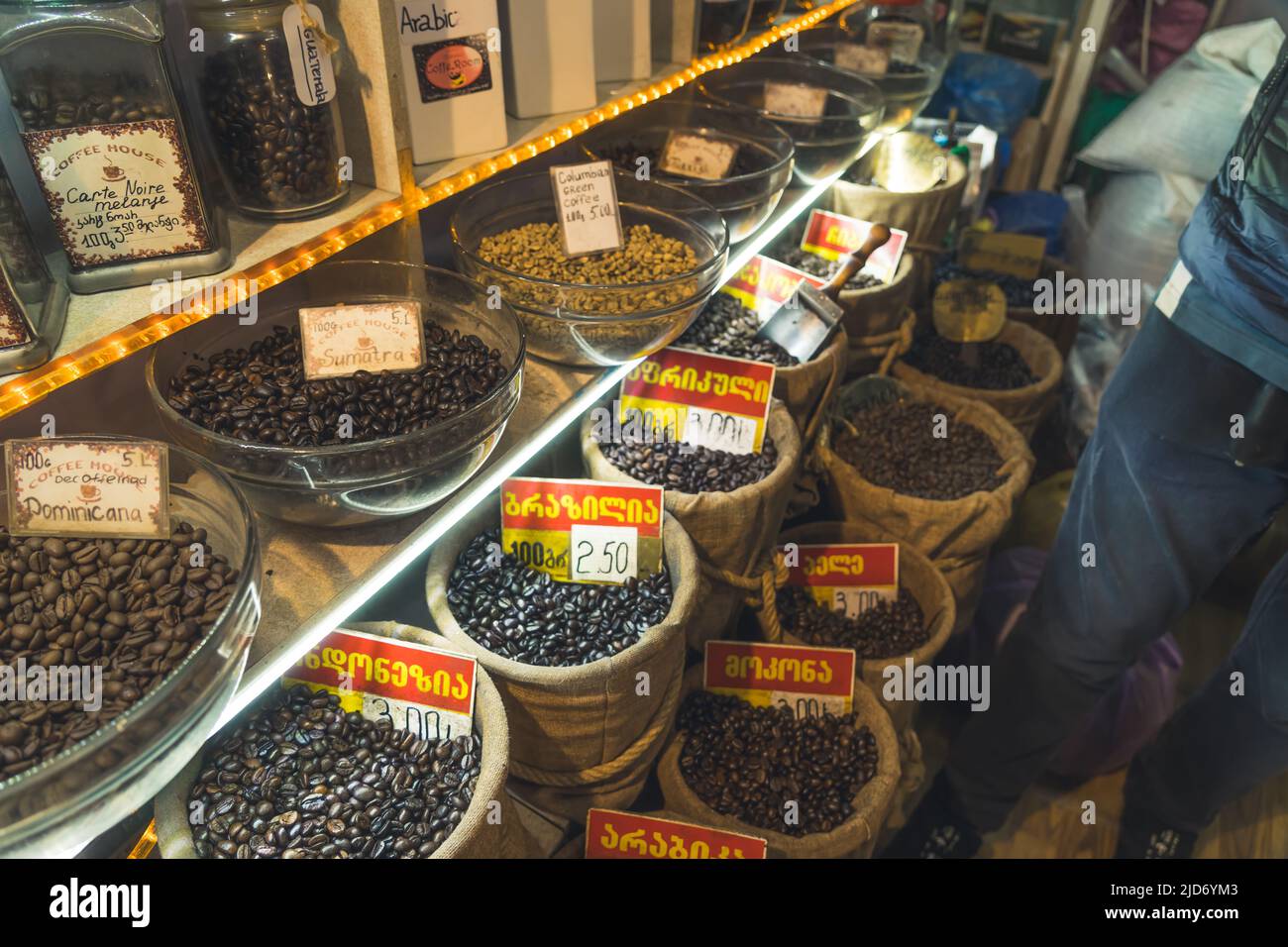 Contatore di chicchi di caffè sul mercato alimentare in Georgia. Foto di alta qualità Foto Stock