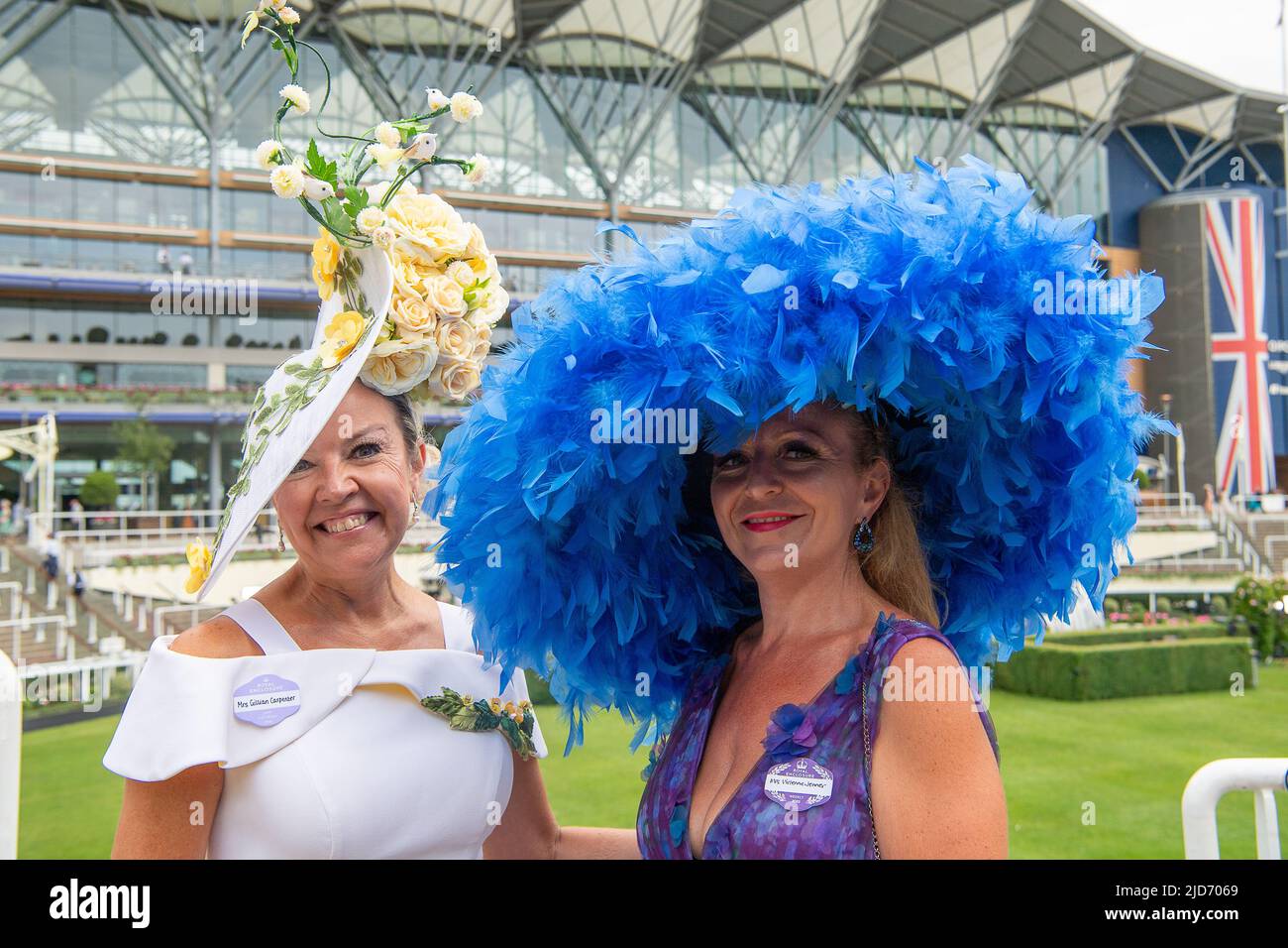 Ascot, Berkshire, Regno Unito. 18th giugno 2022. Milliner viv Jenner, indossa un grande cappello rosa con piume blu per Royal Ascot. Credit: Maureen McLean/Alamy Live News Foto Stock