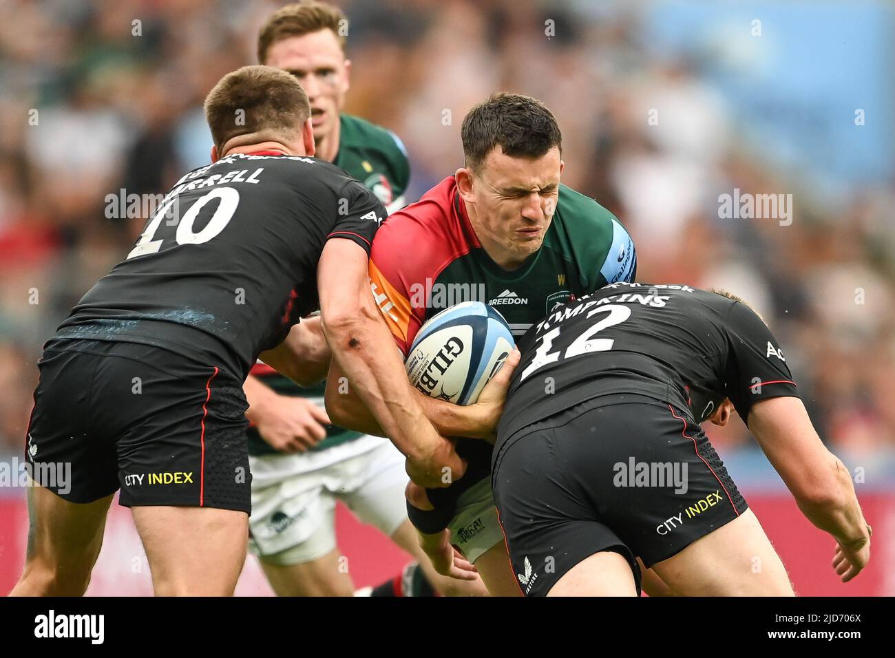 Matt Scott #23 di Leicester Tigers è affrontato da Nick Tompkins #12 e Owen Farrell #10 di Saracens Foto Stock