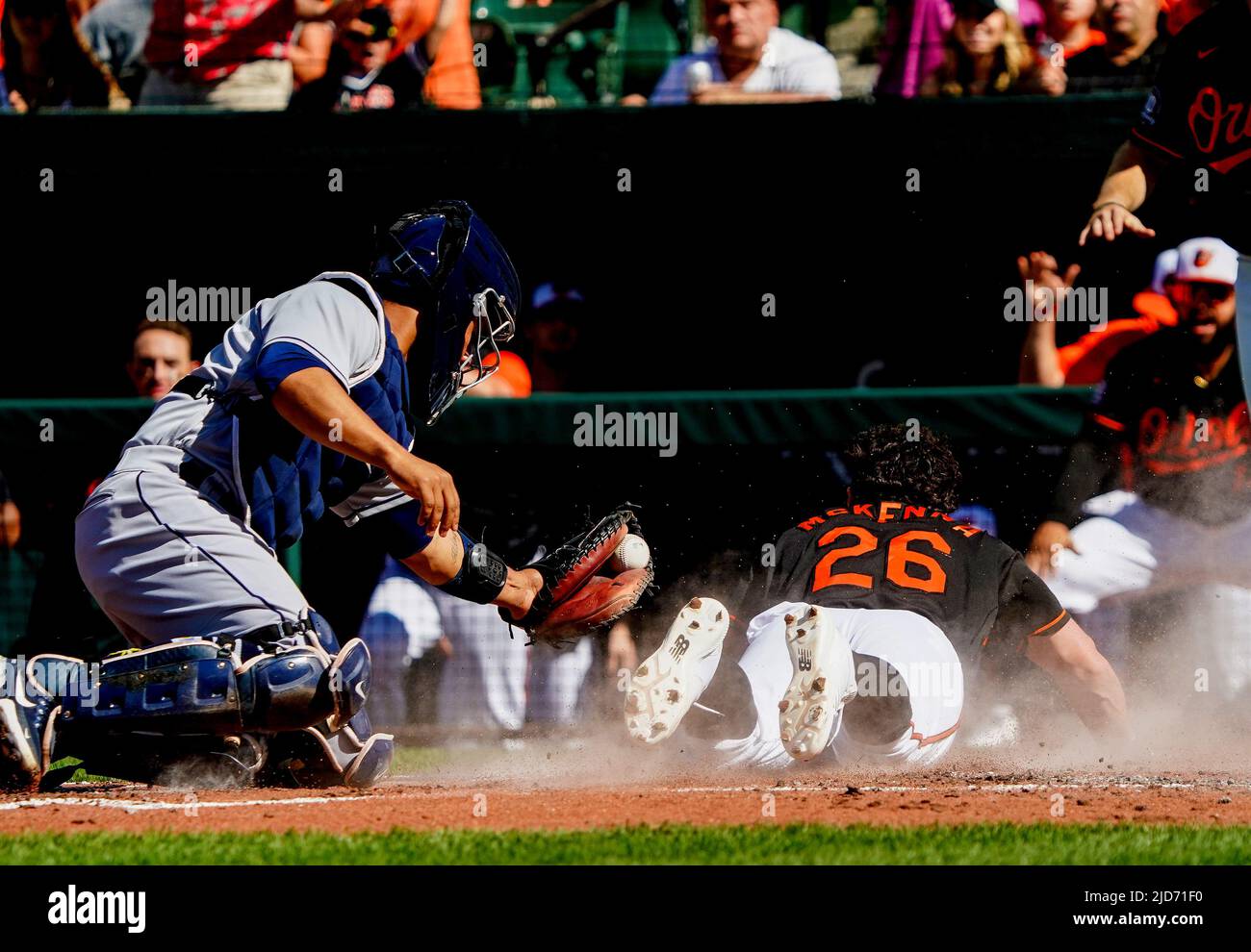 Baltimora, Stati Uniti. 18th giugno 2022. BALTIMORE, MD - 18 GIUGNO: Baltimore Orioles centro fielder Ryan McKenna (26) sopra la piastra per un punteggio nel secondo inning durante una partita MLB tra i Baltimore Orioles e i Tampa Bay Rays, il 18 giugno 2022, all'Orioles Park a Camden Yards, a Baltimora, Maryland. (Foto di Tony Quinn/SipaUSA) Credit: Sipa USA/Alamy Live News Foto Stock