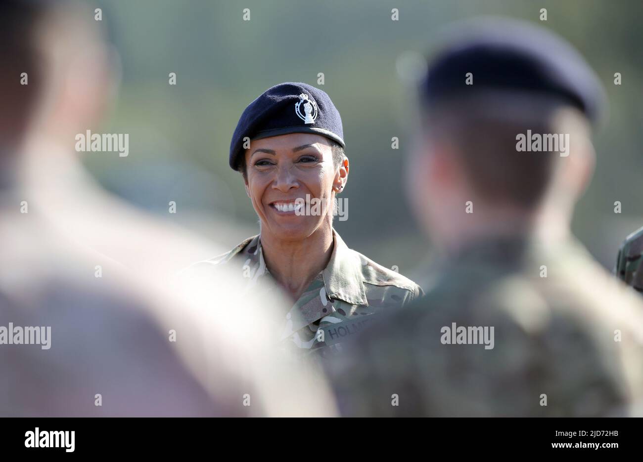 Foto di archivio datata 24/09/18 del doppio campione olimpico Dame Kelly Holmes DBE durante un'ispezione di rango dopo essere stato fatto un colonnello onorario del reggimento di addestramento del corpo armata reale (RACTR) alla casa del reggimento a Bovington, Dorset. Dame Kelly Holmes ha annunciato che è gay, dicendo che "ha bisogno di farlo ora”. Parlando durante il mese di Pride, il due volte vincitore di medaglie d'oro campione olimpico ha detto che si è reso conto di essere gay all'età di 17 anni dopo aver baciata una collega soldato femminile, e che la sua famiglia e amici hanno conosciuto dal 1997. Data di emissione: Sabato 18 giugno 2022. Foto Stock