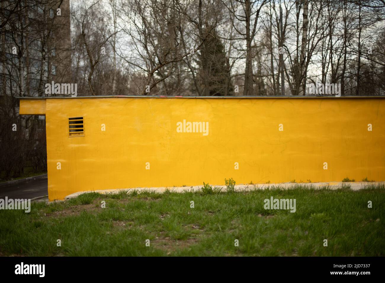 Parete gialla della struttura tecnica. Architettura di edificio non residenziale. Struttura di ventilazione. Foto Stock