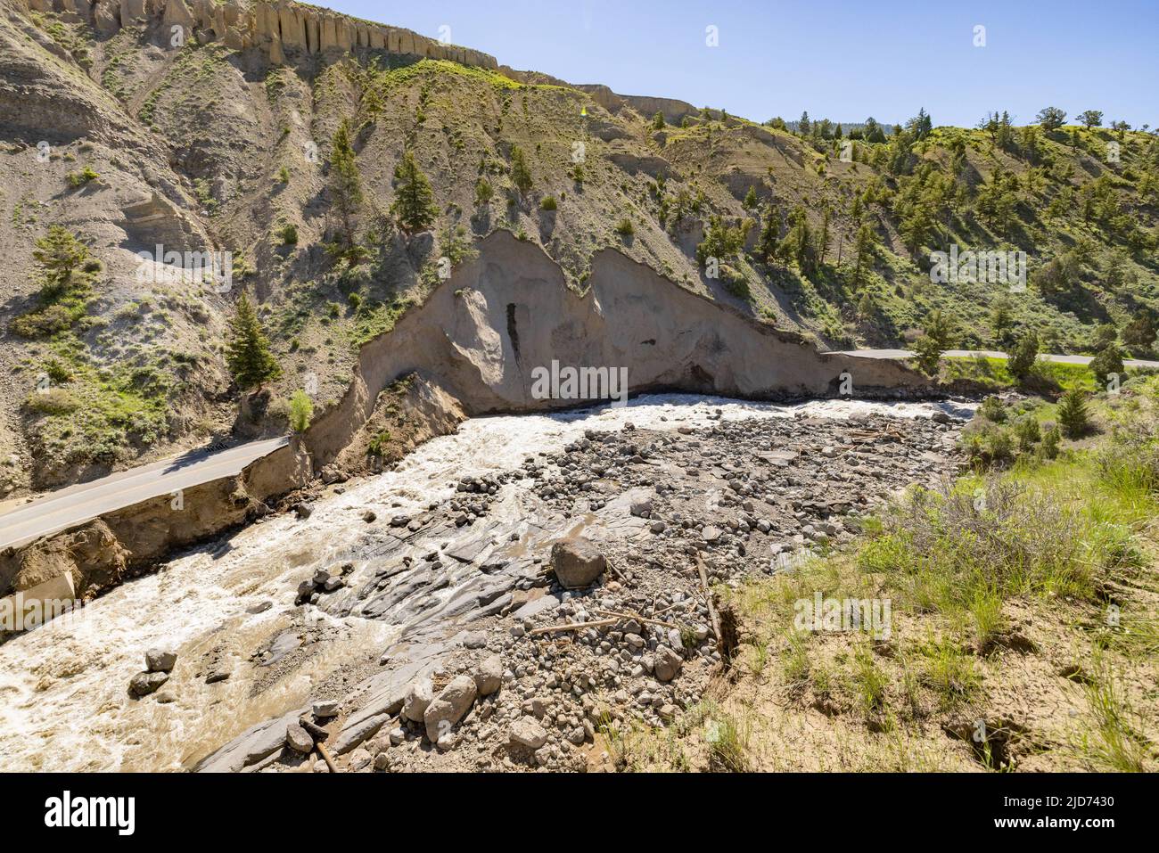 Parco Nazionale di Yellowstone, Montana, USA. 16th giugno 2022. Lavaggio della strada di entrata nord. Mentre tutte le entrate del parco nazionale di Yellowstone sono temporaneamente chiuse a causa delle inondazioni che hanno danneggiato strade e ponti, la parte settentrionale del parco in particolare può rimanere chiusa per "un periodo di tempo considerevole", hanno detto i funzionari del parco. Credit: Jacob Frank/U.S. National Park Service/ZUMA Press Wire Service/ZUMAPRESS.com/Alamy Live News Foto Stock