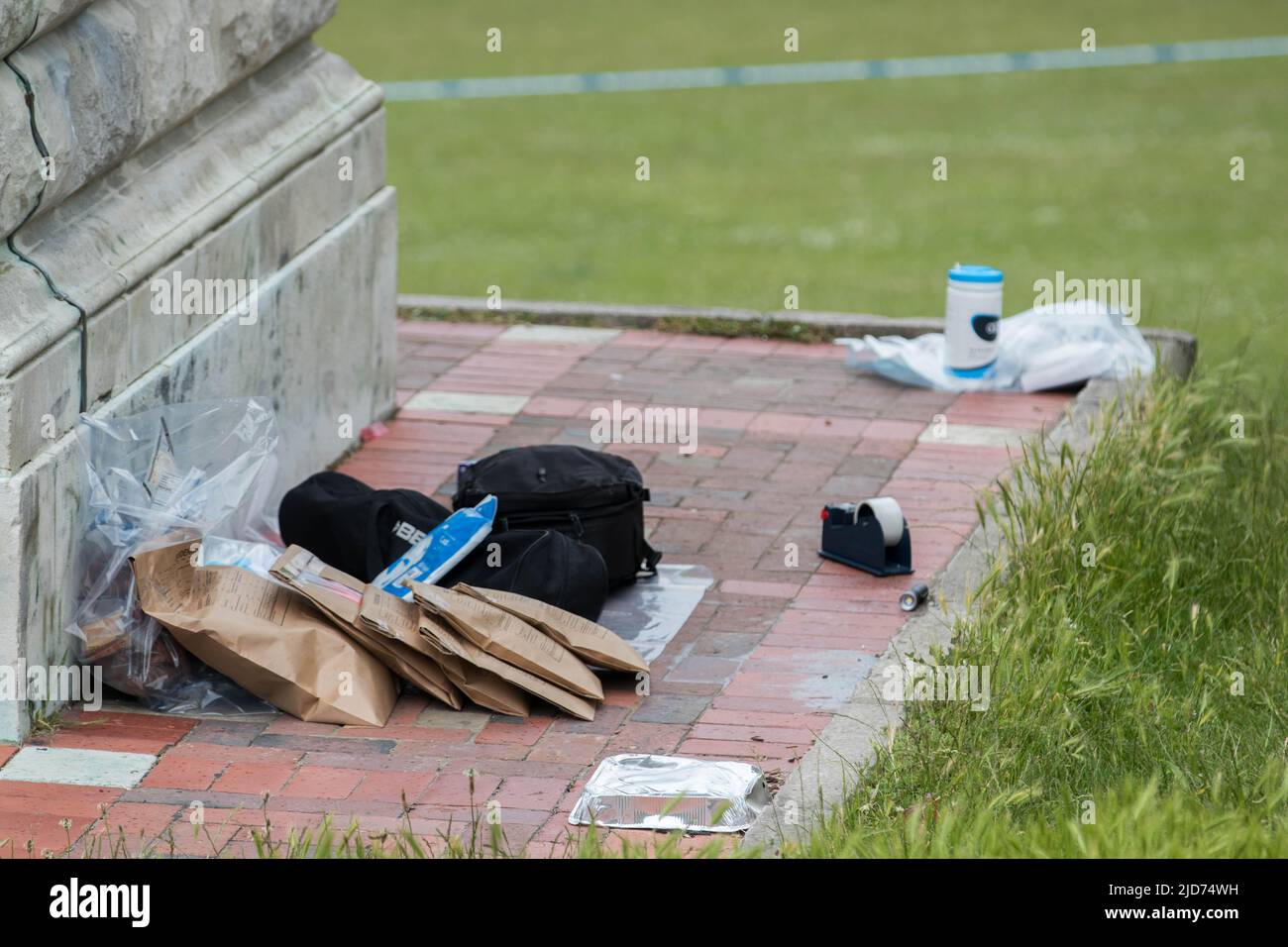 Brighton, East Sussex, Regno Unito. 18th giugno 2022. Un portavoce della polizia del Sussex ha dichiarato: “I servizi di emergenza sono stati chiamati dopo che una donna inconscia è stata trovata in Queen’s Park, West Drive, Brighton, alle 9,49pm di venerdì (17 giugno). “Purtroppo è stata dichiarata morta sulla scena e le indagini sono in corso. La sua morte è trattata come inspiegabile in questo momento. "A chiunque abbia informazioni sull'incidente viene chiesto di segnalare online o di chiamare il numero 101 citando l'operazione Ranworth." Credit: @Dmoonuk/Alamy Live News Foto Stock