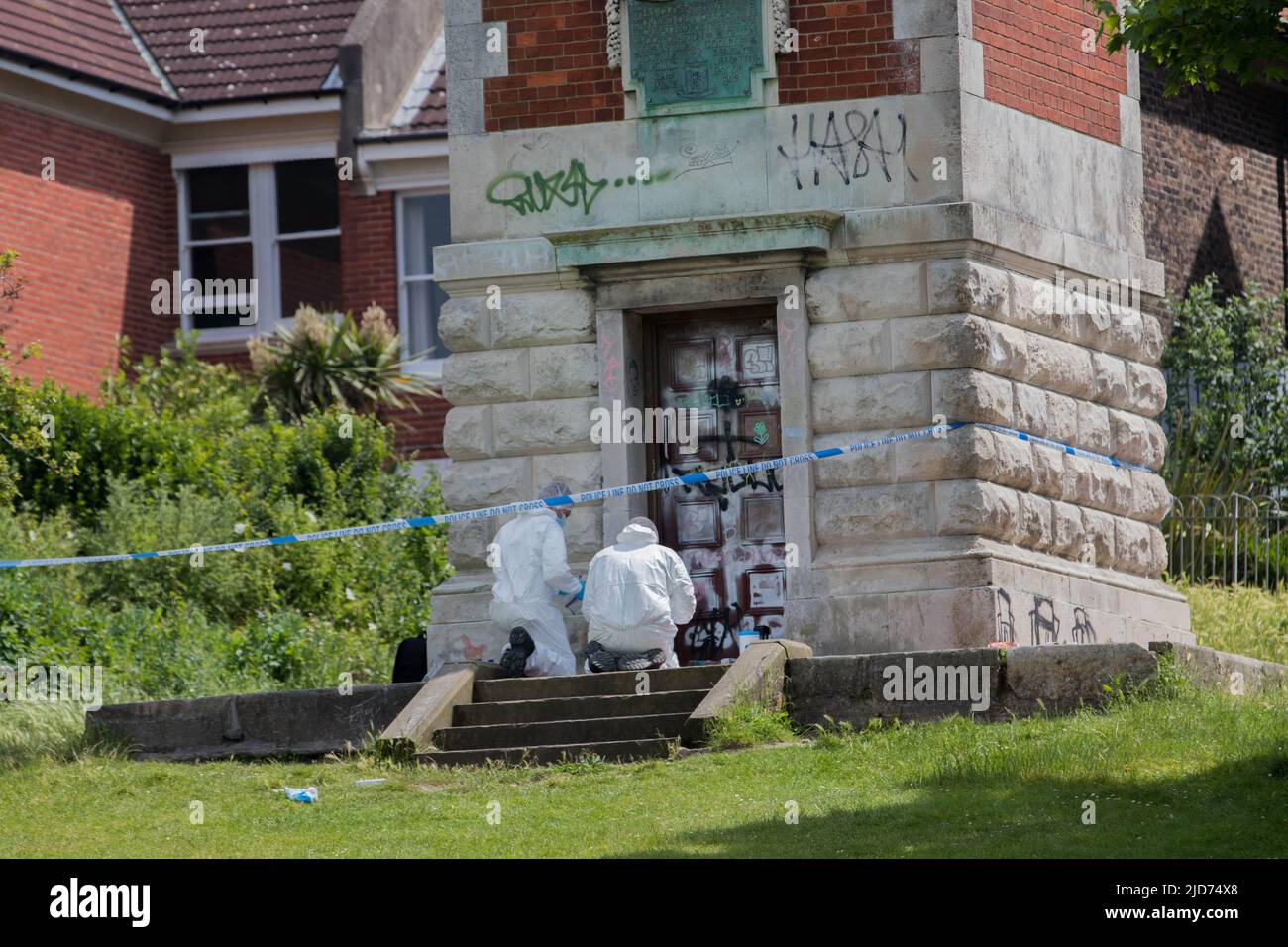 Brighton, East Sussex, Regno Unito. 18th giugno 2022. Un portavoce della polizia del Sussex ha dichiarato: “I servizi di emergenza sono stati chiamati dopo che una donna inconscia è stata trovata in Queen’s Park, West Drive, Brighton, alle 9,49pm di venerdì (17 giugno). “Purtroppo è stata dichiarata morta sulla scena e le indagini sono in corso. La sua morte è trattata come inspiegabile in questo momento. "A chiunque abbia informazioni sull'incidente viene chiesto di segnalare online o di chiamare il numero 101 citando l'operazione Ranworth." Credit: @Dmoonuk/Alamy Live News Foto Stock