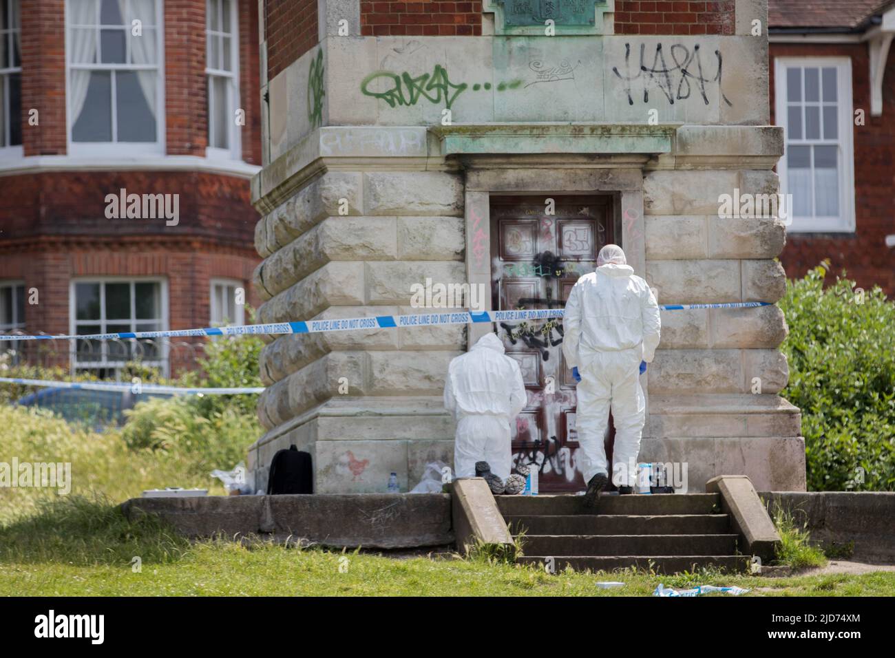 Brighton, East Sussex, Regno Unito. 18th giugno 2022. Un portavoce della polizia del Sussex ha dichiarato: “I servizi di emergenza sono stati chiamati dopo che una donna inconscia è stata trovata in Queen’s Park, West Drive, Brighton, alle 9,49pm di venerdì (17 giugno). “Purtroppo è stata dichiarata morta sulla scena e le indagini sono in corso. La sua morte è trattata come inspiegabile in questo momento. "A chiunque abbia informazioni sull'incidente viene chiesto di segnalare online o di chiamare il numero 101 citando l'operazione Ranworth." Credit: @Dmoonuk/Alamy Live News Foto Stock