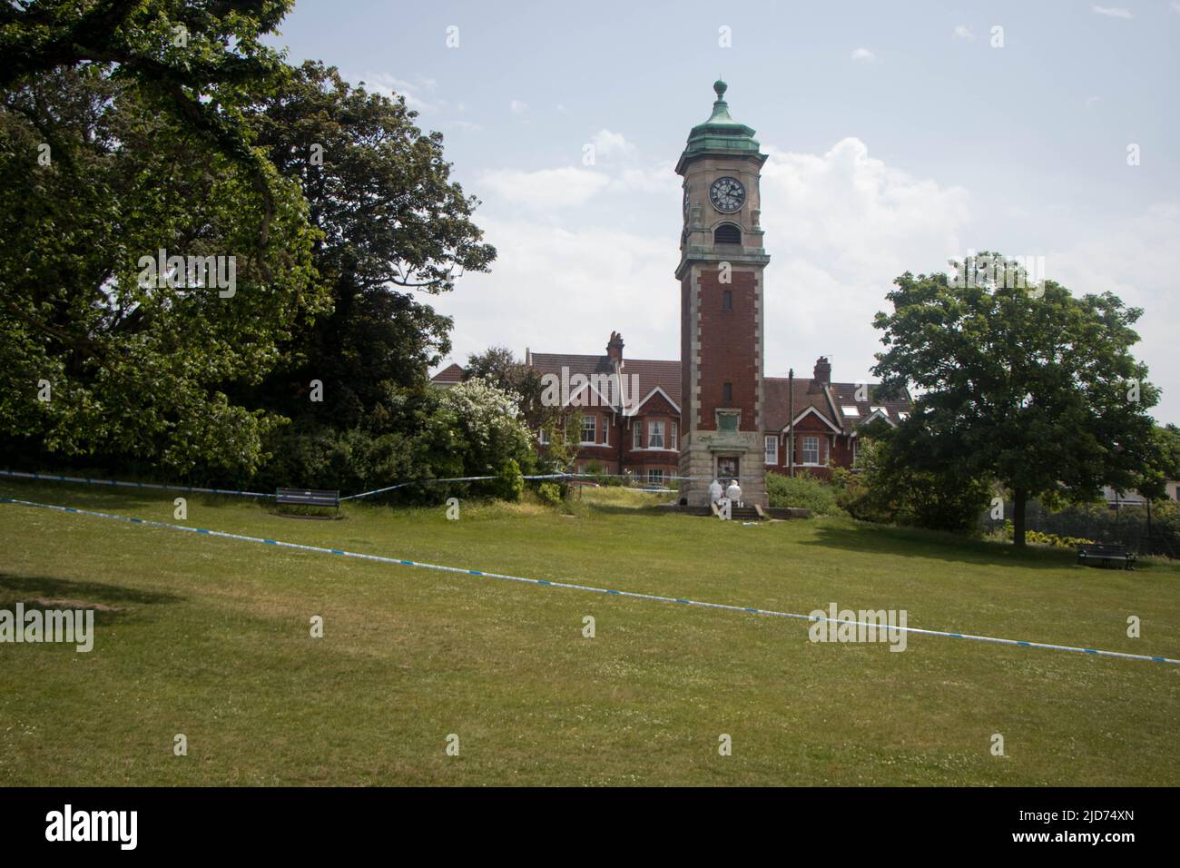 Brighton, East Sussex, Regno Unito. 18th giugno 2022. Un portavoce della polizia del Sussex ha dichiarato: “I servizi di emergenza sono stati chiamati dopo che una donna inconscia è stata trovata in Queen’s Park, West Drive, Brighton, alle 9,49pm di venerdì (17 giugno). “Purtroppo è stata dichiarata morta sulla scena e le indagini sono in corso. La sua morte è trattata come inspiegabile in questo momento. "A chiunque abbia informazioni sull'incidente viene chiesto di segnalare online o di chiamare il numero 101 citando l'operazione Ranworth." Credit: @Dmoonuk/Alamy Live News Foto Stock
