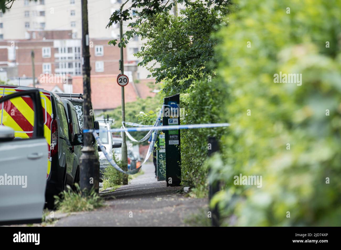 Brighton, East Sussex, Regno Unito. 18th giugno 2022. Un portavoce della polizia del Sussex ha dichiarato: “I servizi di emergenza sono stati chiamati dopo che una donna inconscia è stata trovata in Queen’s Park, West Drive, Brighton, alle 9,49pm di venerdì (17 giugno). “Purtroppo è stata dichiarata morta sulla scena e le indagini sono in corso. La sua morte è trattata come inspiegabile in questo momento. "A chiunque abbia informazioni sull'incidente viene chiesto di segnalare online o di chiamare il numero 101 citando l'operazione Ranworth." Credit: @Dmoonuk/Alamy Live News Foto Stock