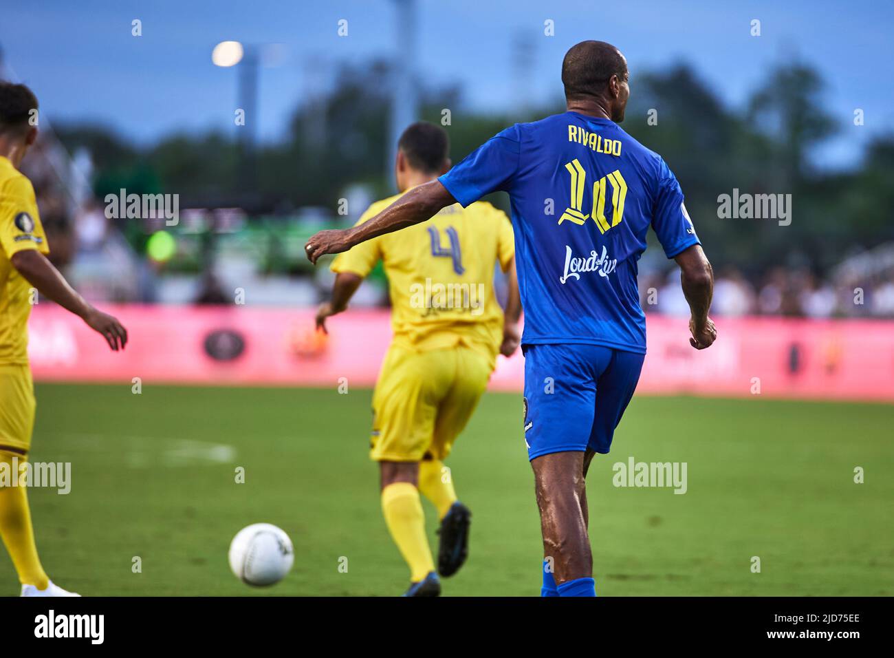 Fort Lauderdale, Florida, Stati Uniti. 18th giugno 2022. 10c - RIVALDO - Nazionale Brasiliana, FC Barcellona giocatore durante la partita di calcio la bella partita da R10 e RC3 ha posseduto icone di calcio globali e duo brasiliano Ronaldinho e Roberto Carlos al DRV Pink Stadium in Florida, USA. Credit: Yaroslav Sabitov/YES Market Media/Alamy Live News. Foto Stock