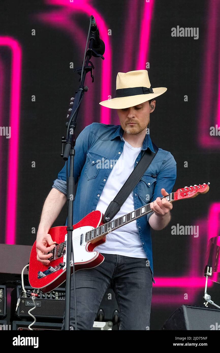 Newport, Regno Unito. 18th giugno 2022. Cantante, chitarrista e tastierista Jon Fratelli nato John Paul Lawler con la rock band scozzese The Fratellis che si esibisce dal vivo sul palco al festival dell'isola di Wight. Credit: SOPA Images Limited/Alamy Live News Foto Stock