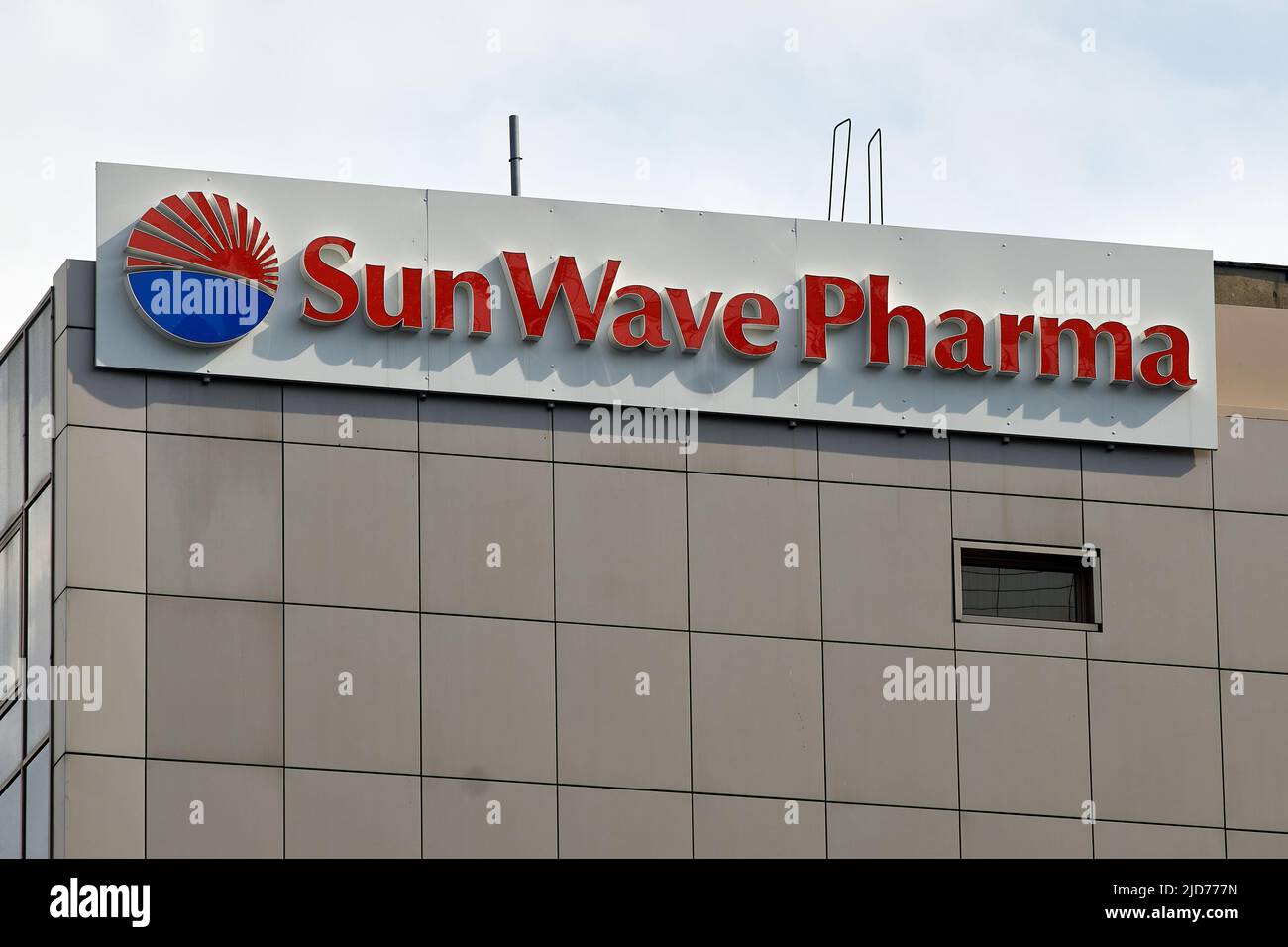 Bucarest, Romania - 17 giugno 2022: Un logo di Sun Wave Pharma, azienda farmaceutica nel campo della medicina alternativa, è visualizzato nella parte superiore di Foto Stock